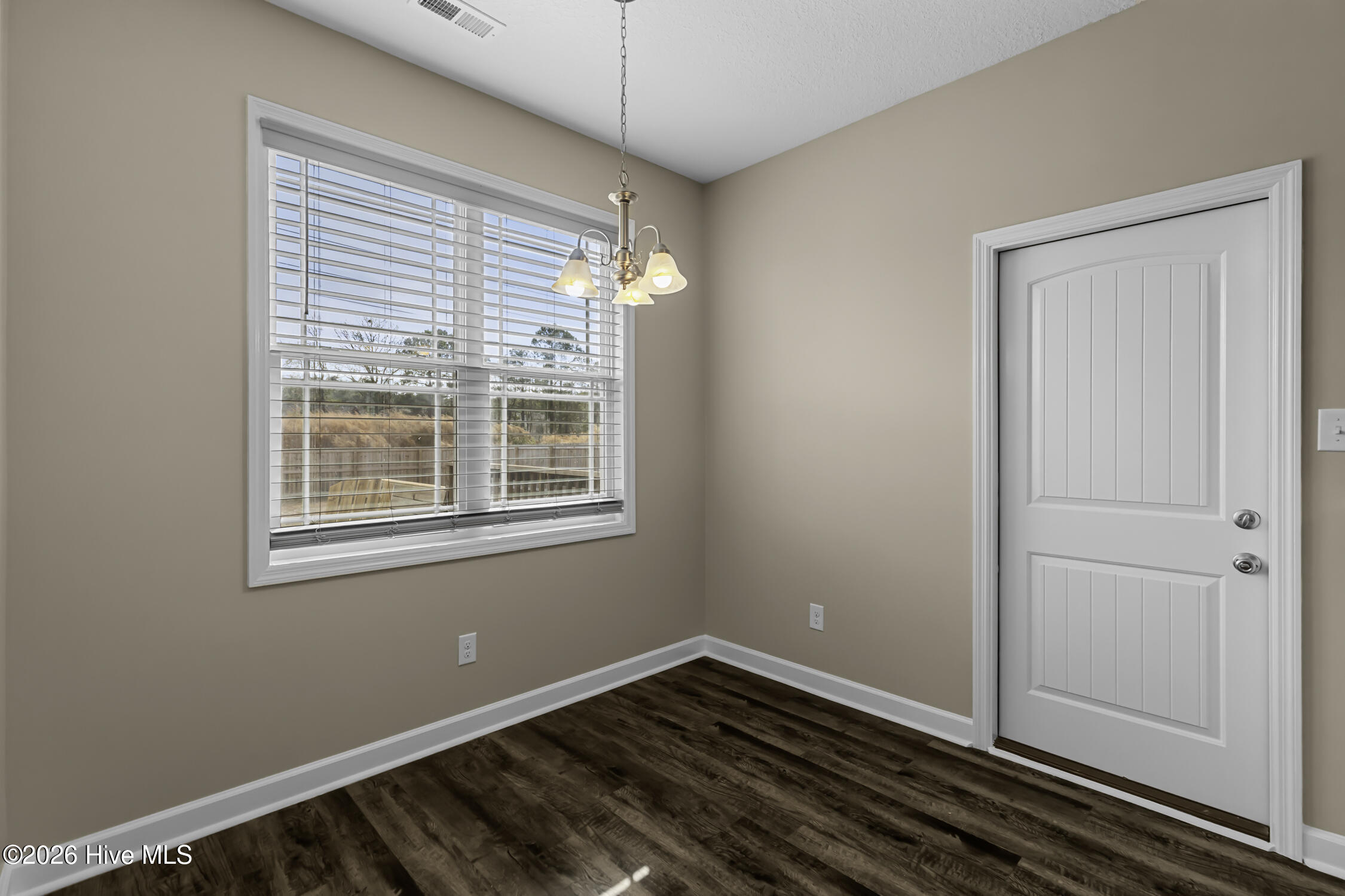 100548143 | Photo 11