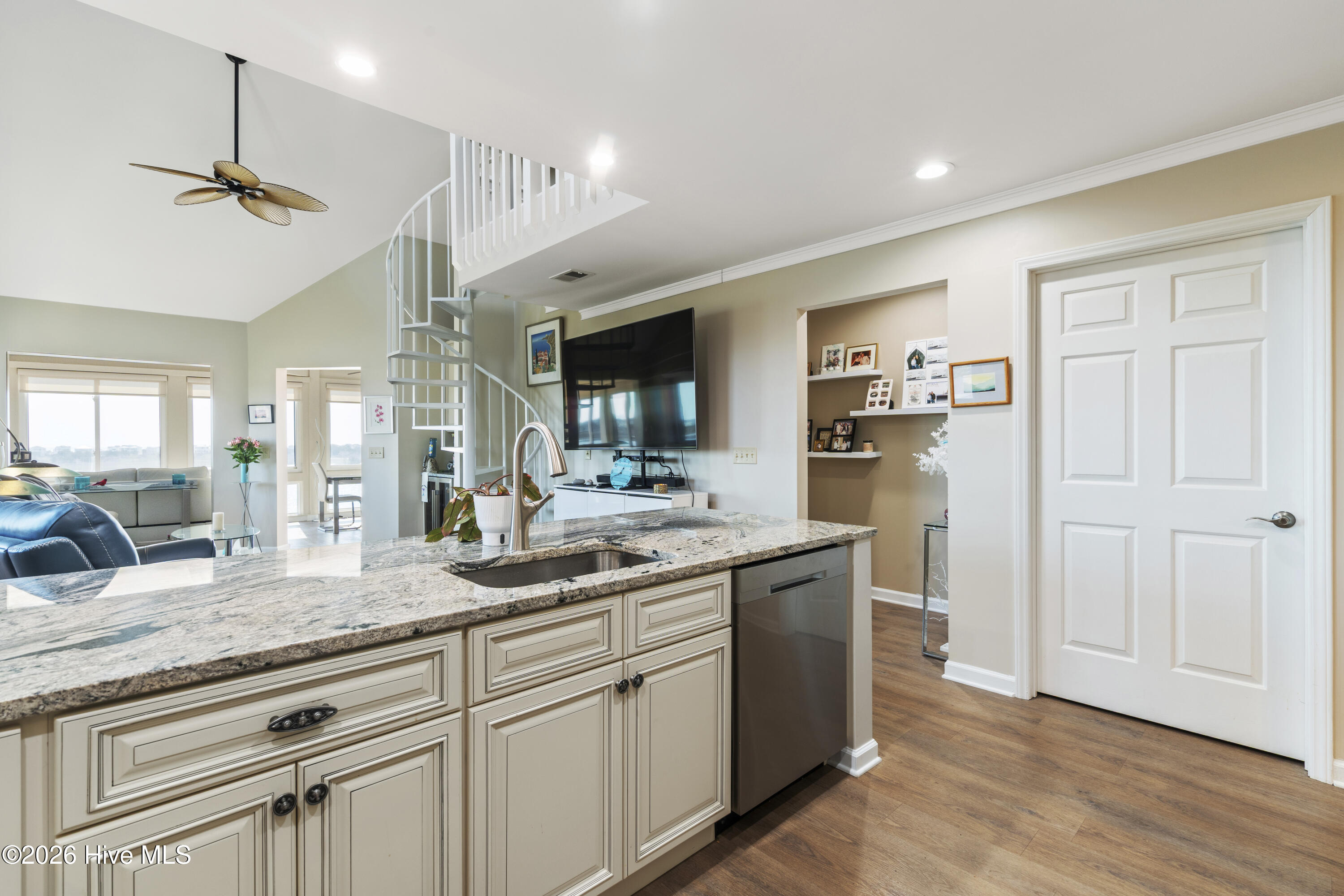 100554820 | Photo 15