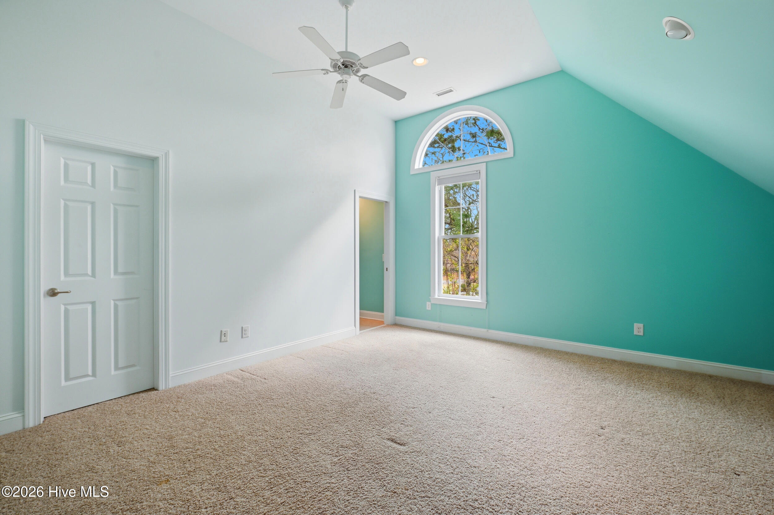 100566380 | Photo 26