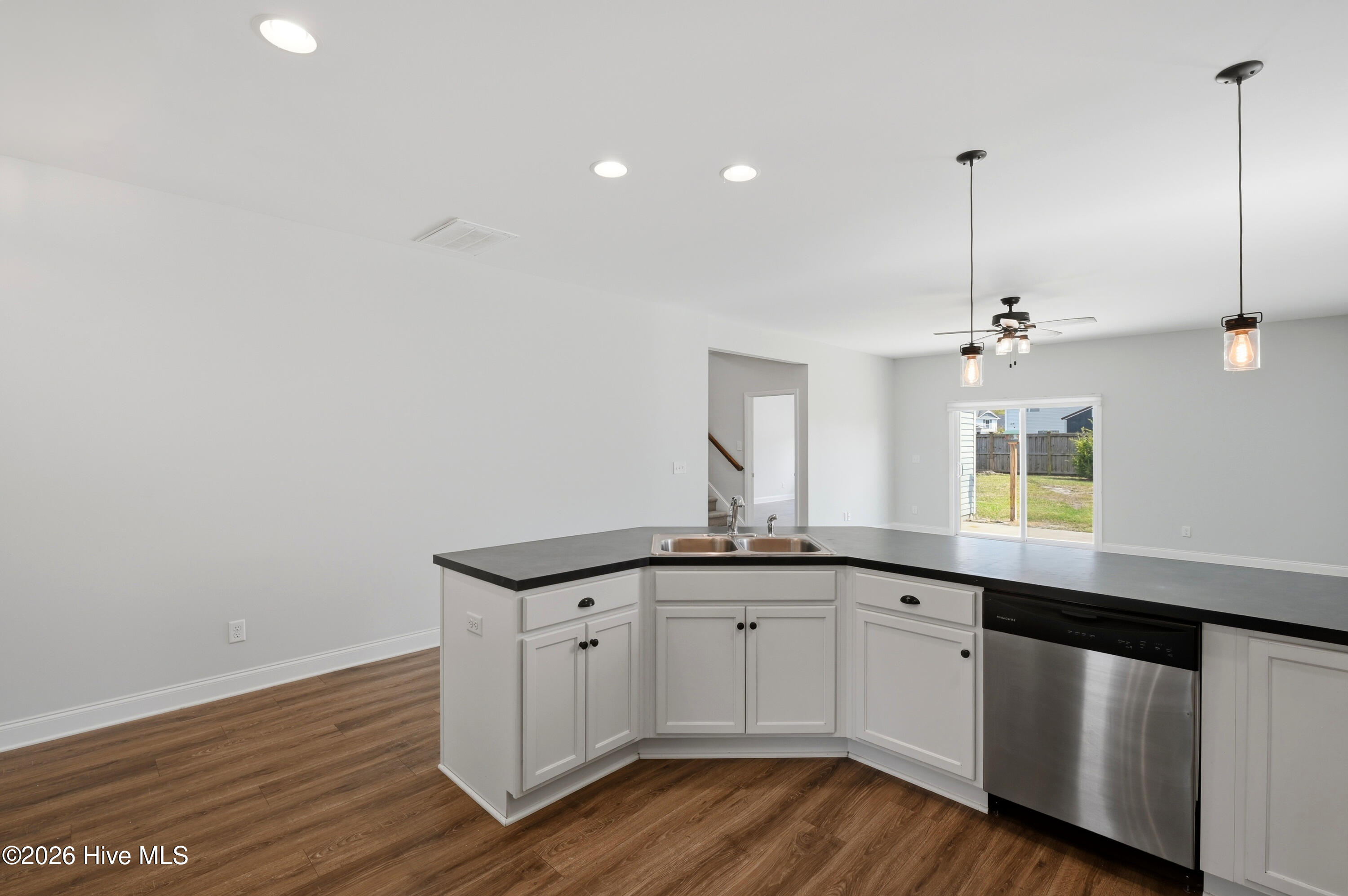 100563104 | Photo 11