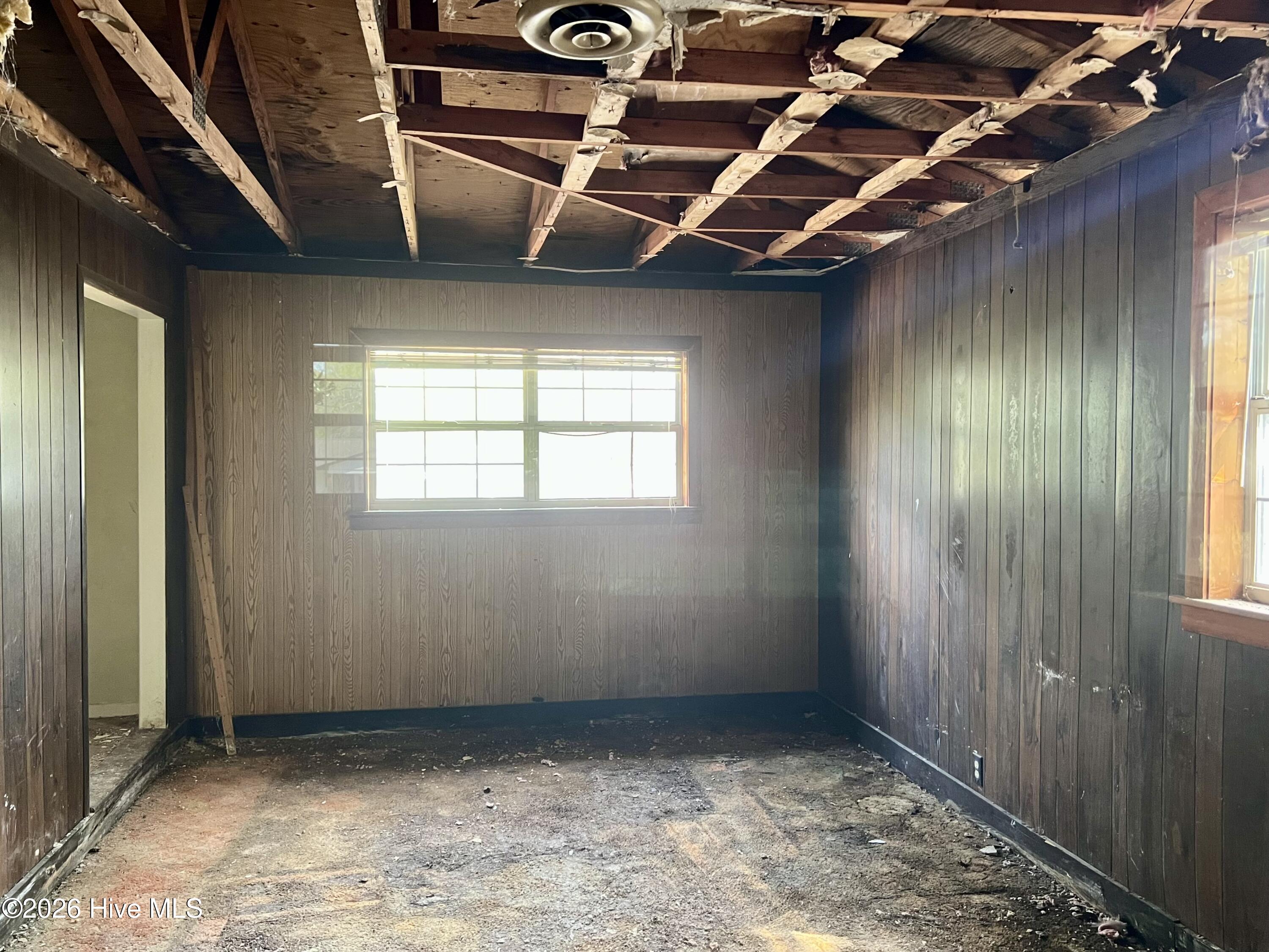 100562853 | Photo 16