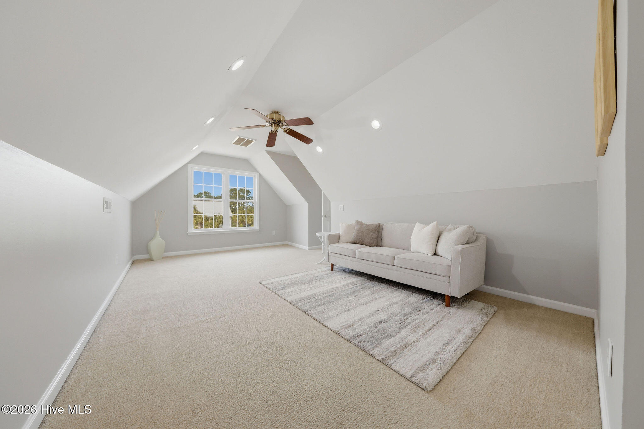 100565537 | Photo 86