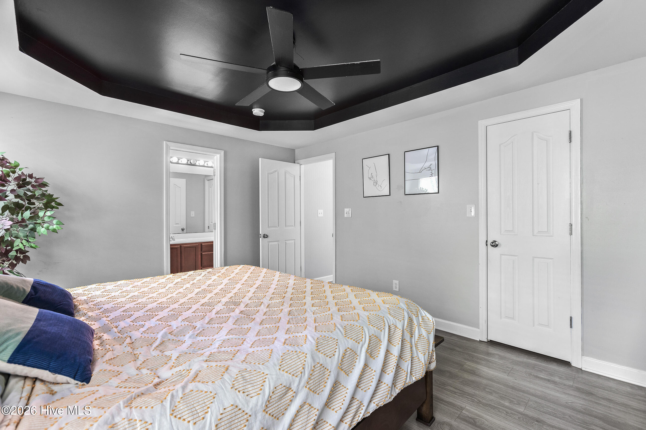 100568370 | Photo 15