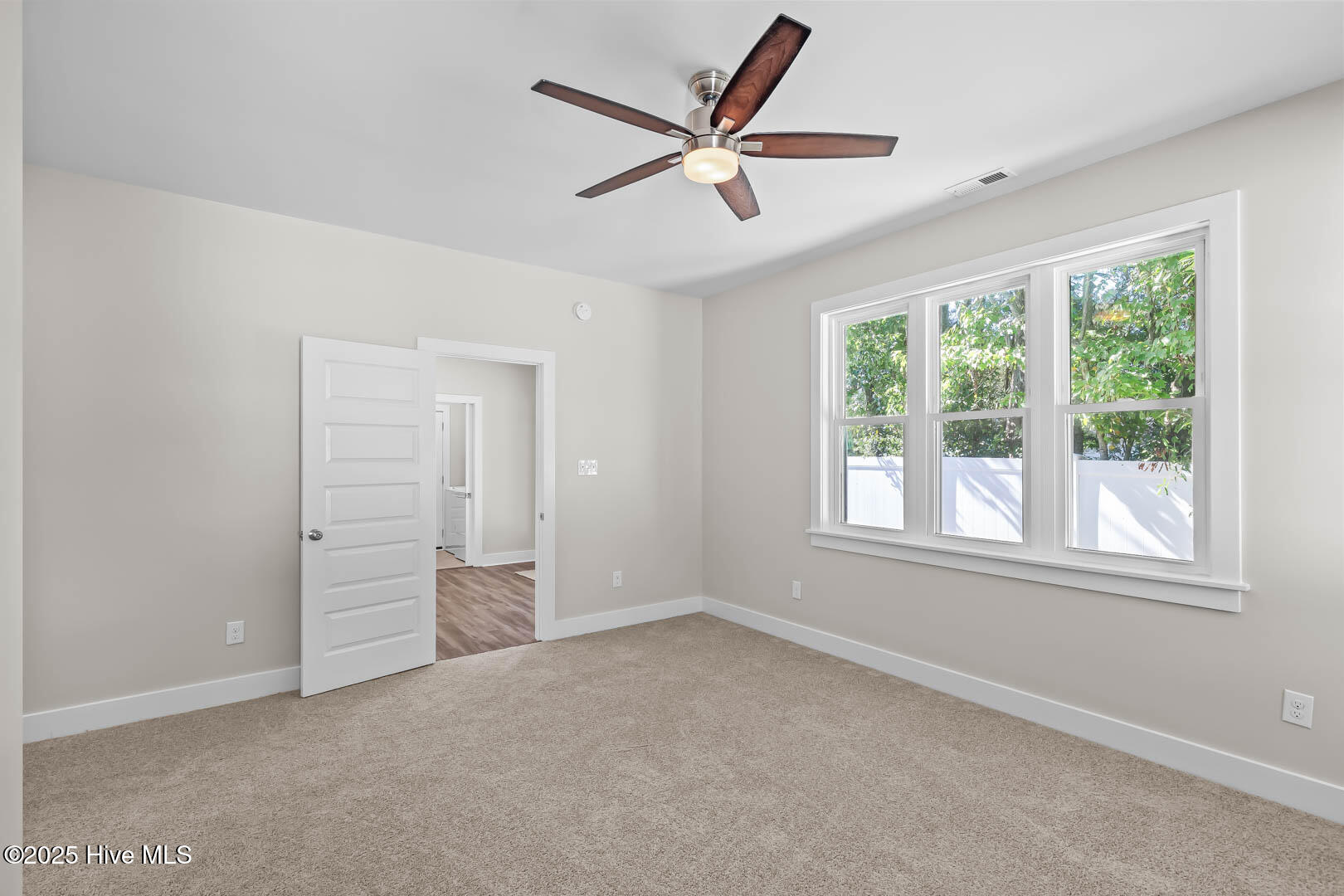 100535399 | Photo 24