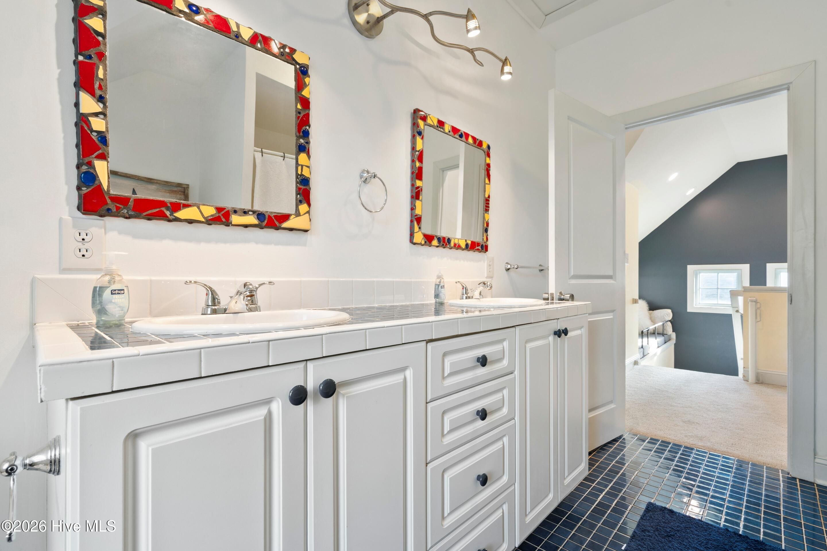 100549187 | Photo 57