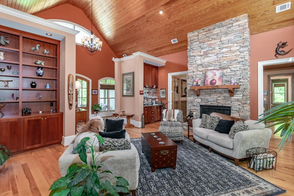 Great Room w/ Built-ins