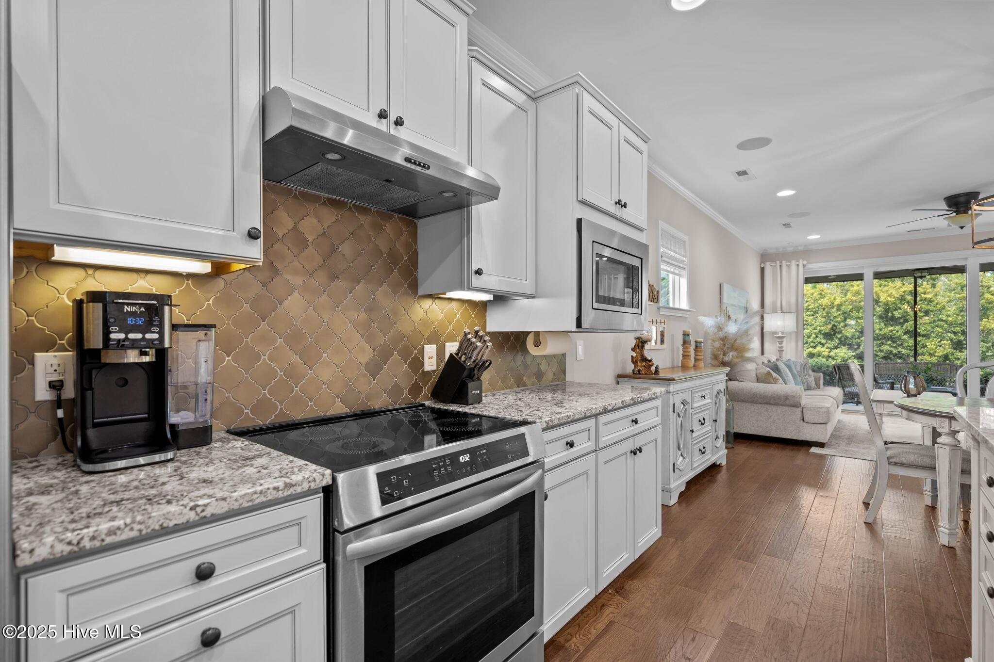 100528063 | Photo 11