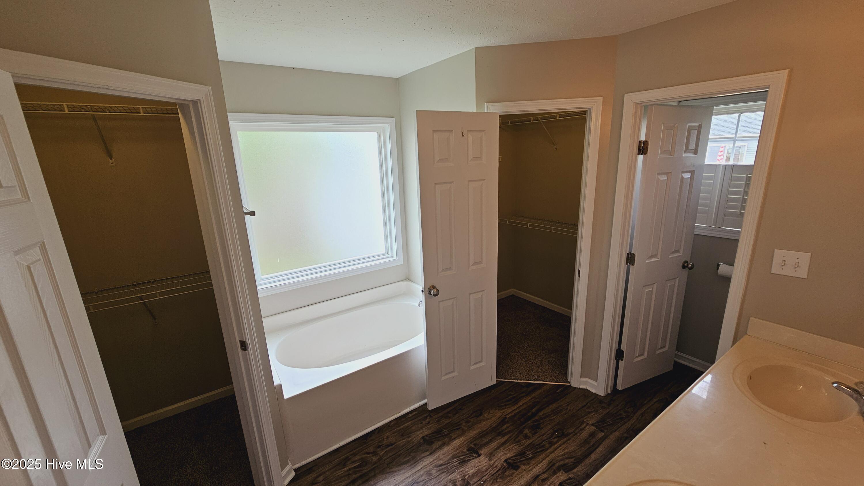 100565792 | Photo 12