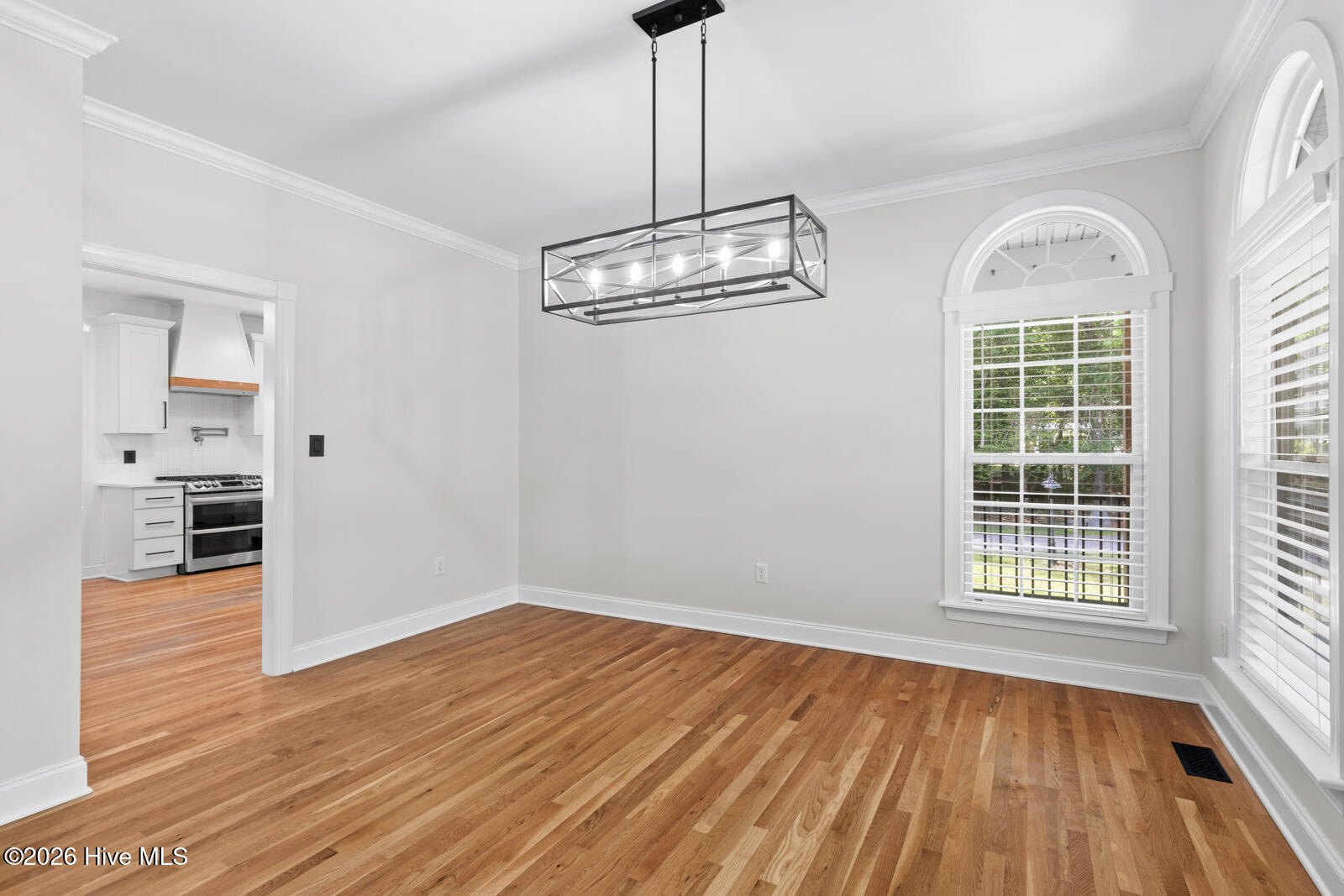 100569189 | Photo 12