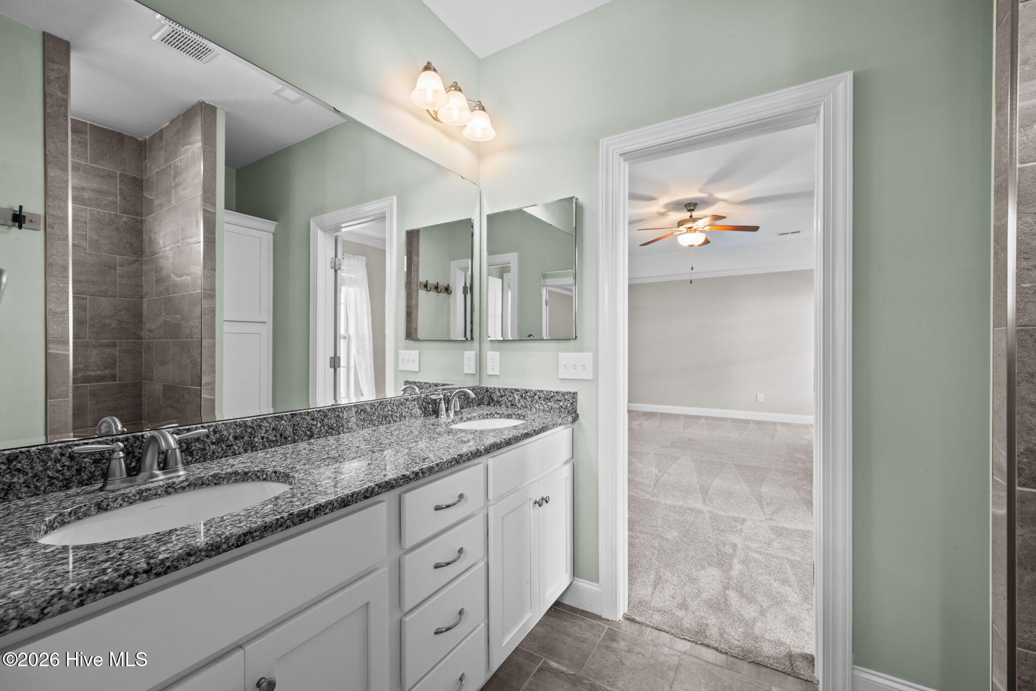 100557618 | Photo 38