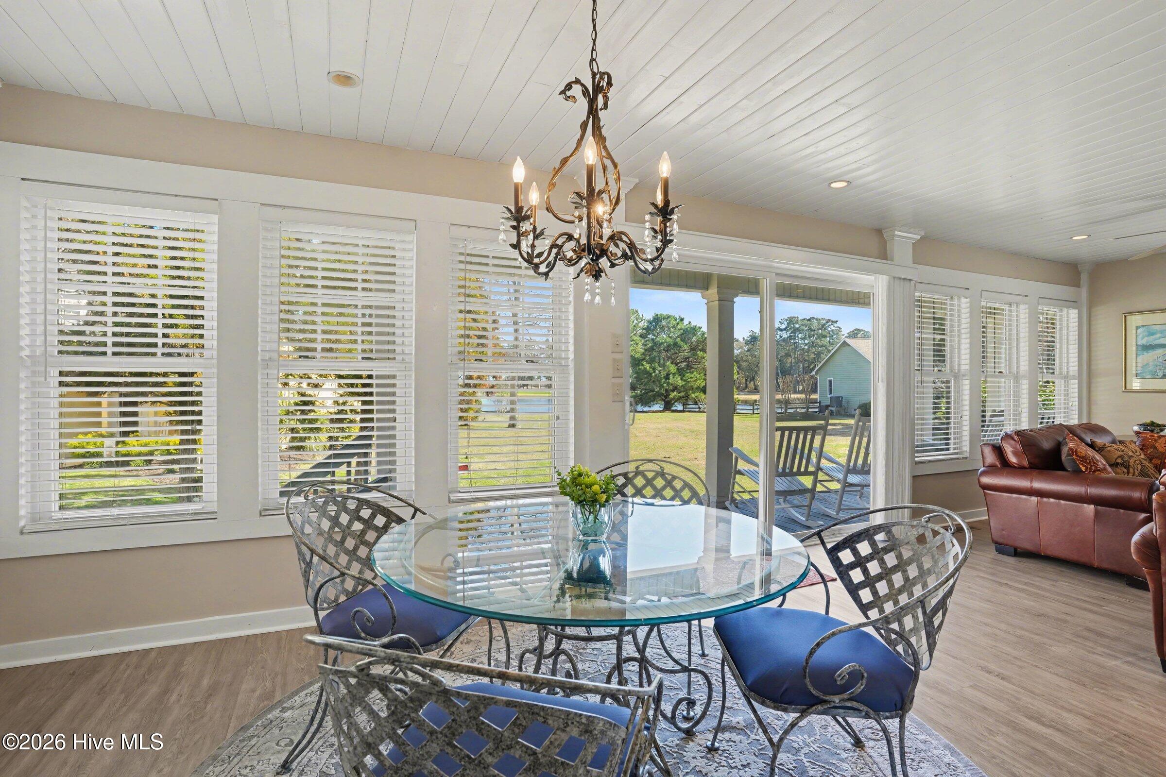 100561753 | Photo 13