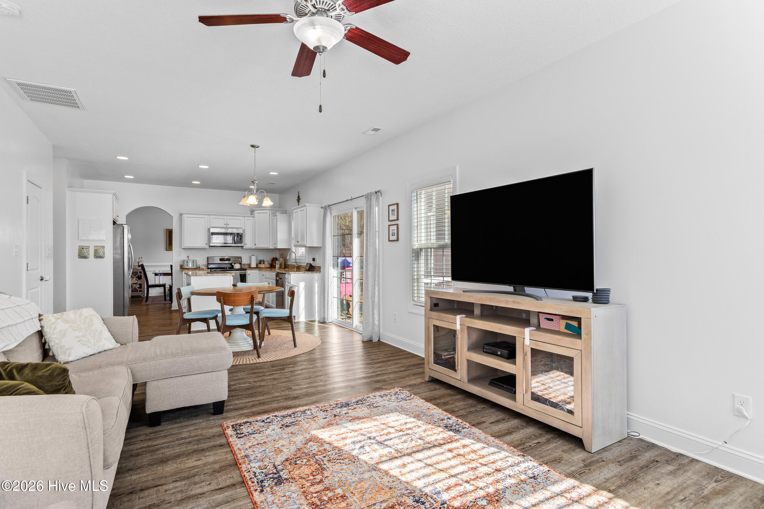 100561419 | Photo 13