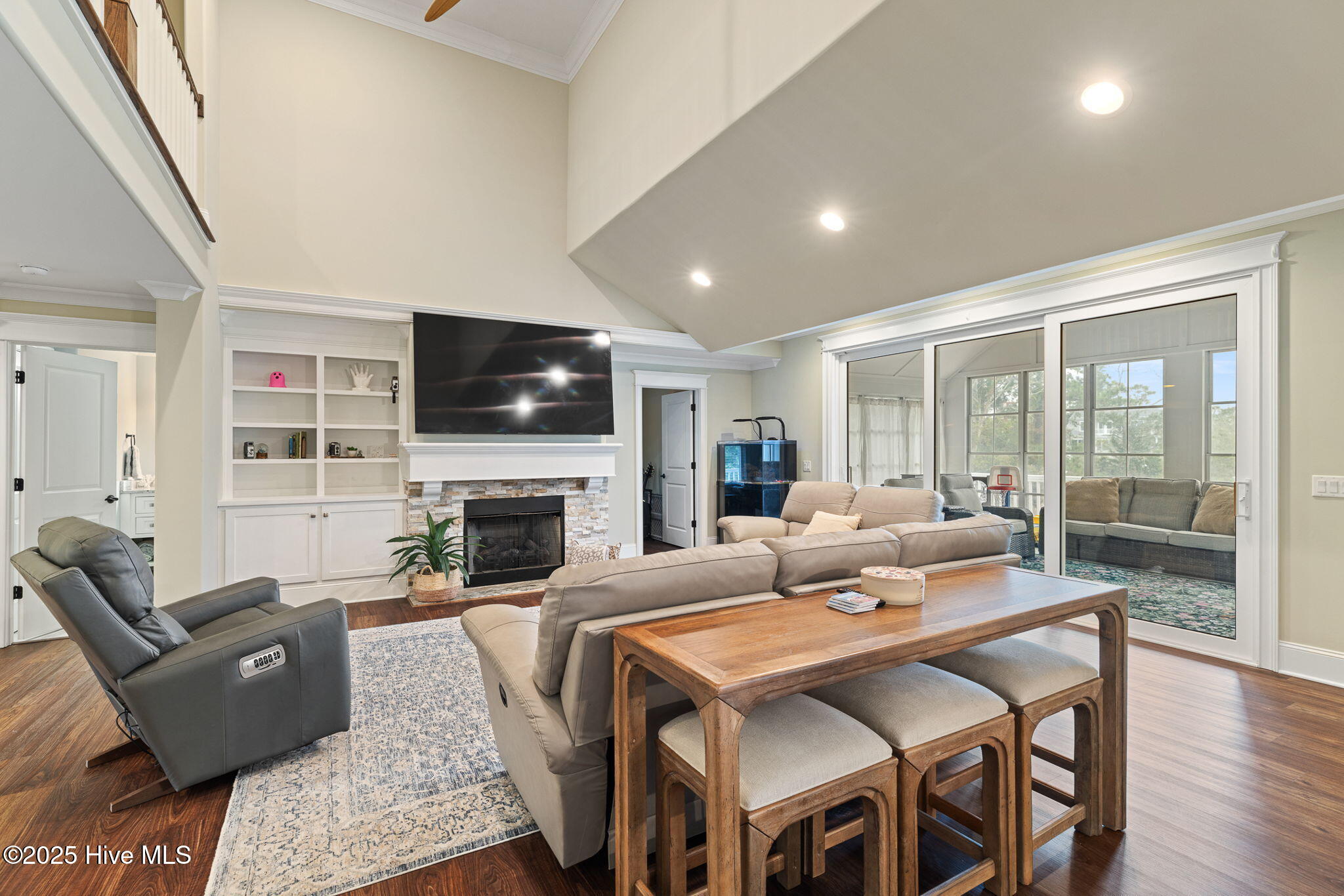 100548245 | Photo 12