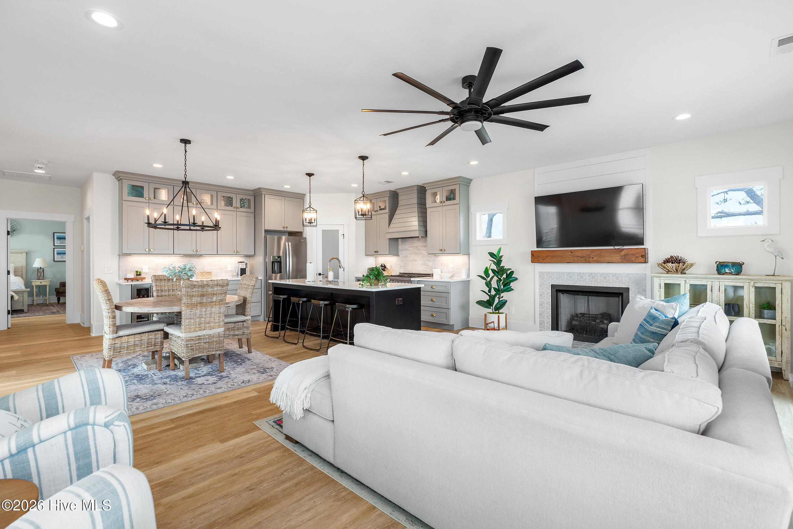 100562975 | Photo 23