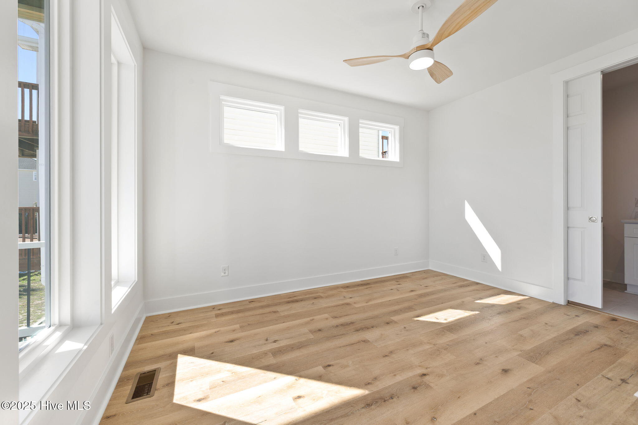 100525403 | Photo 36