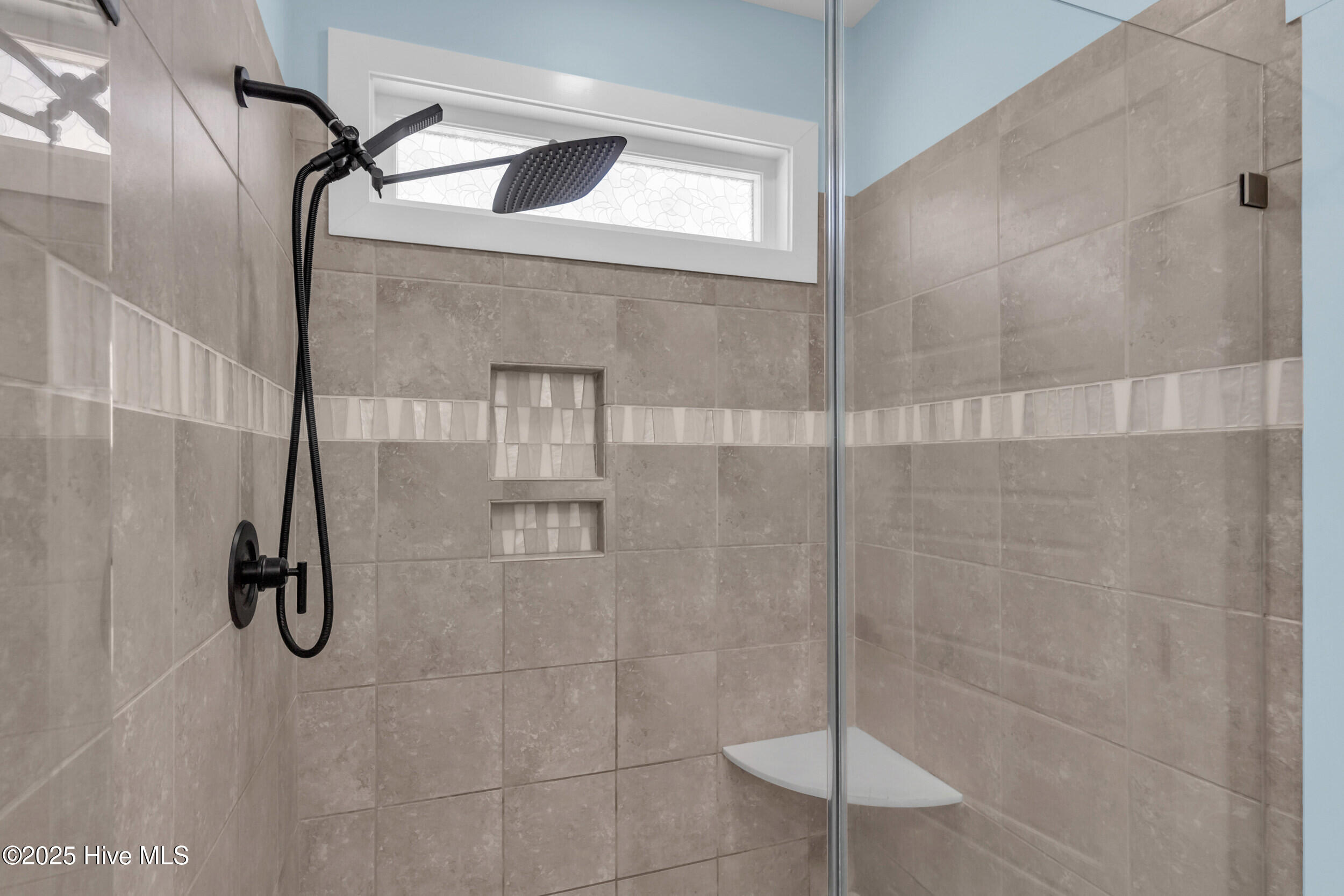 100549511 | Photo 33