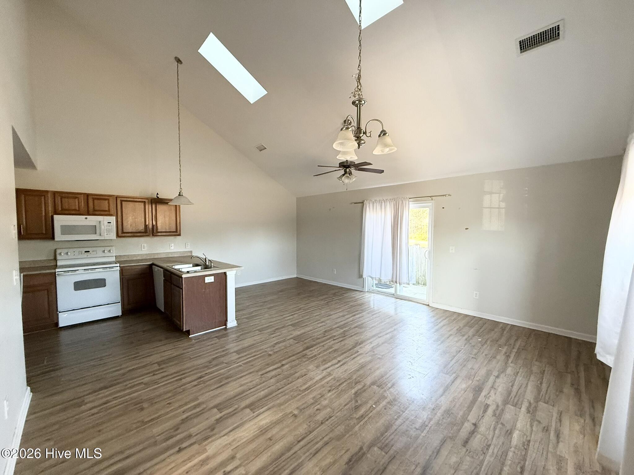 100547385 | Photo 10