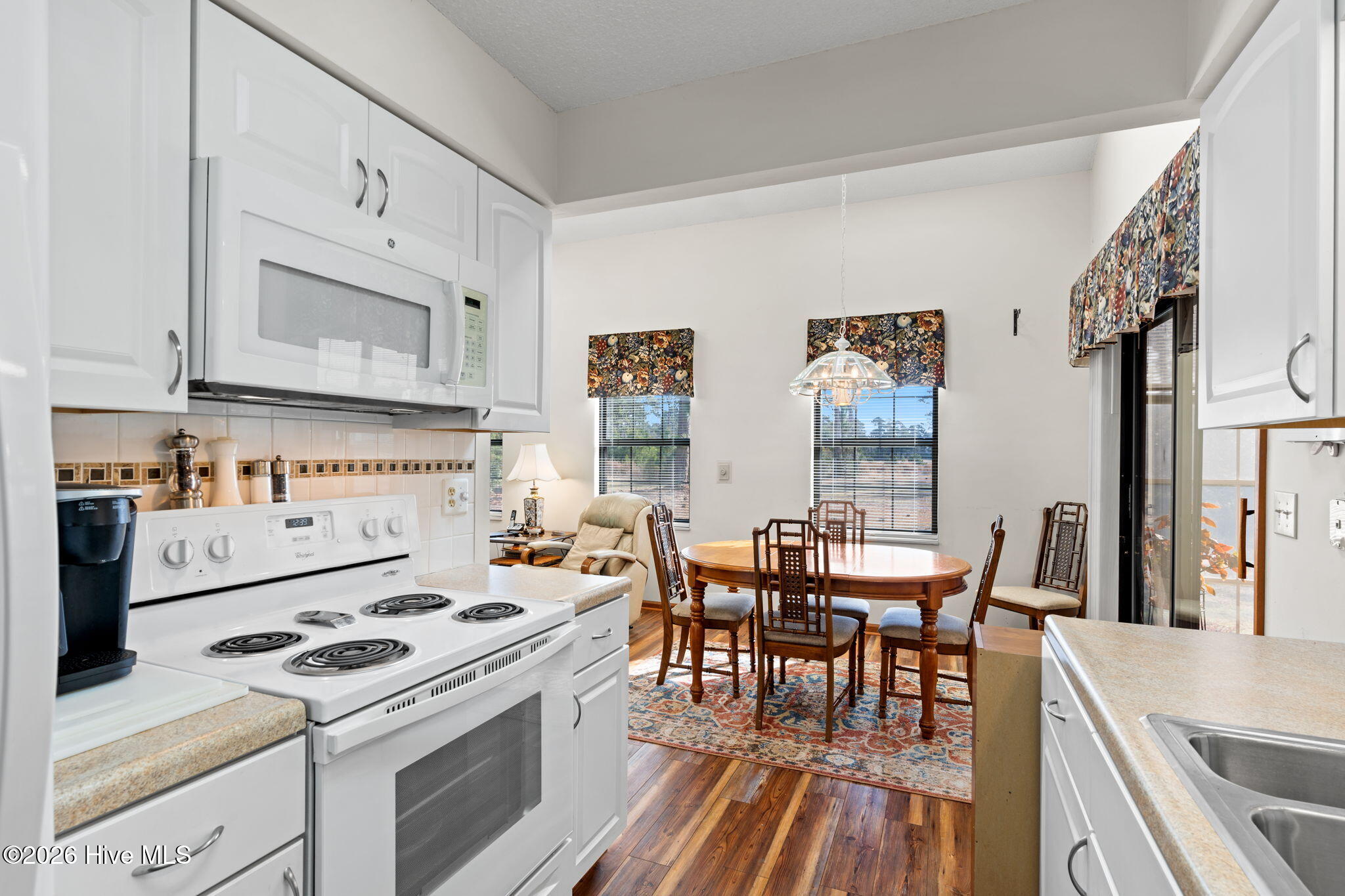 100549085 | Photo 13