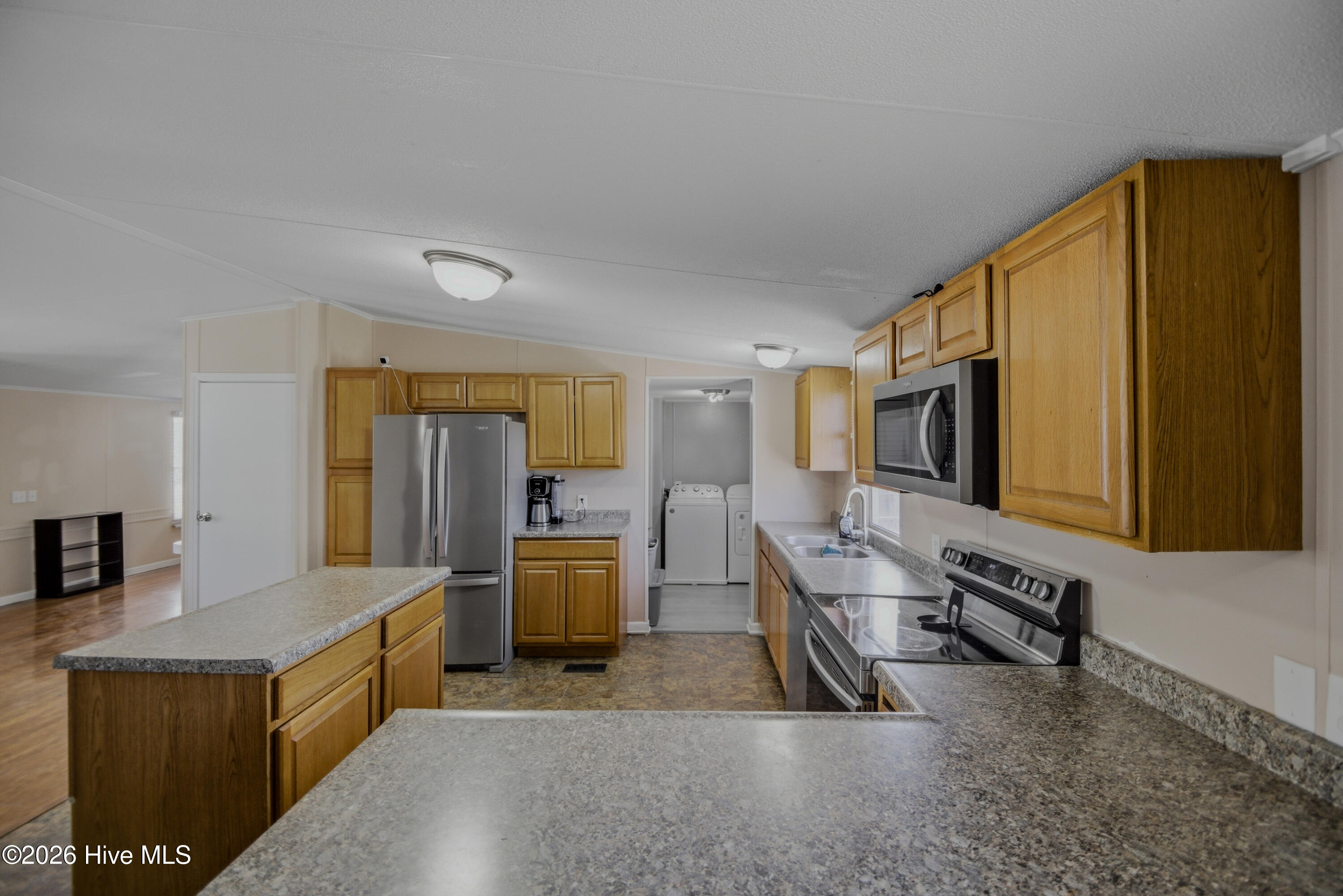 100566324 | Photo 15