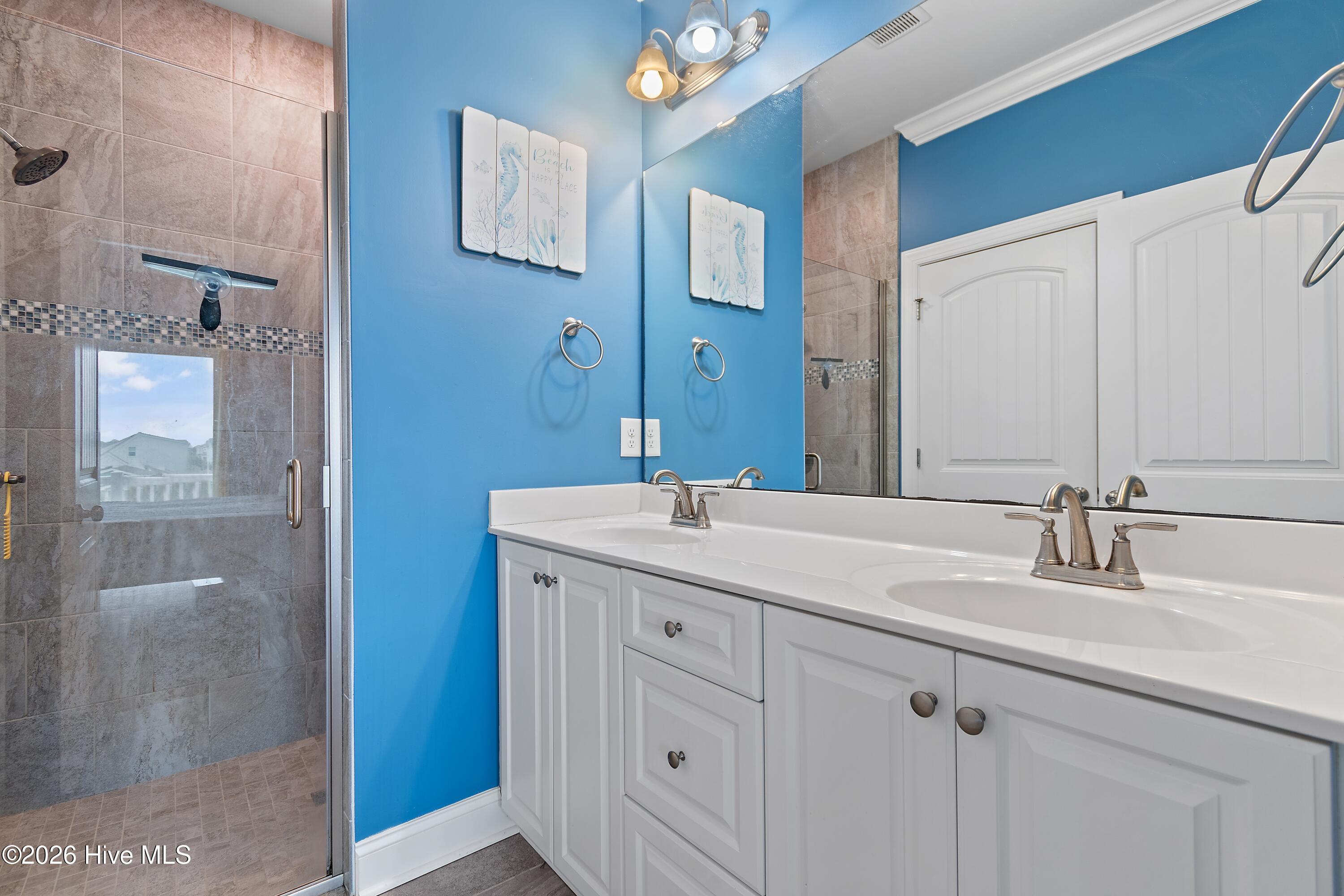 100555702 | Photo 42