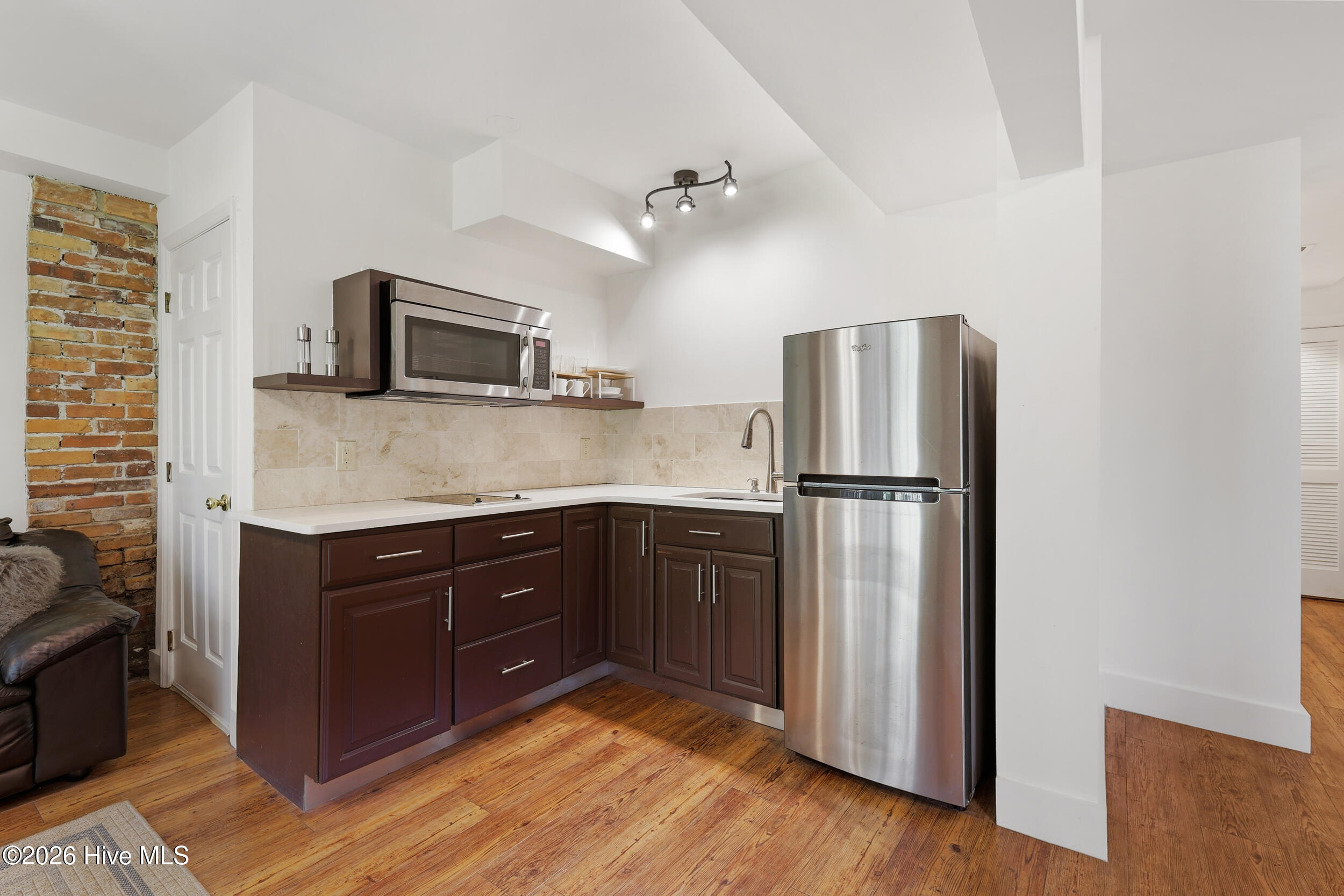 100561300 | Photo 50