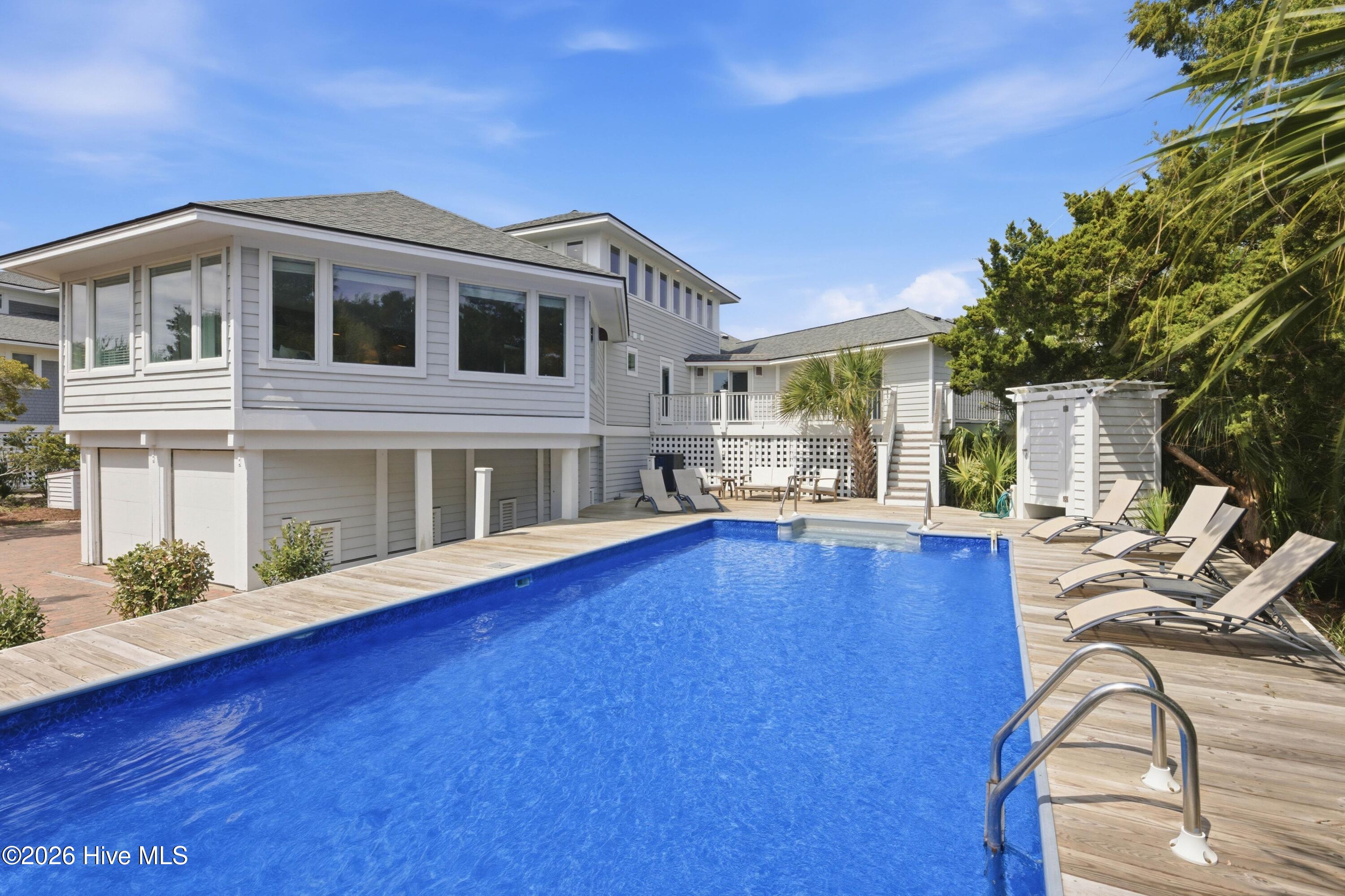 100560271 | Photo 43