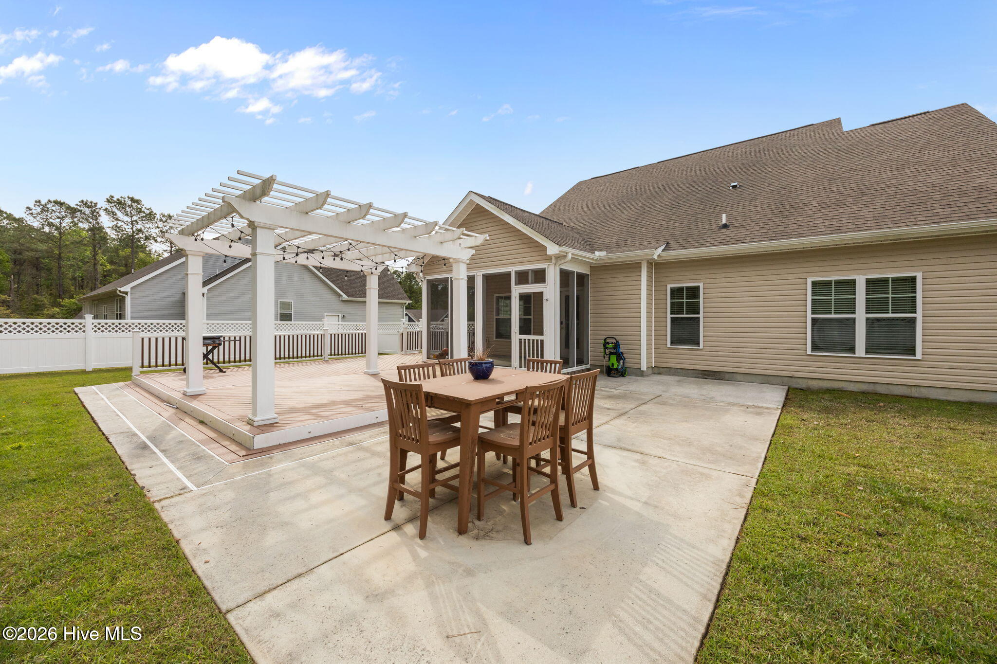 100567185 | Photo 35