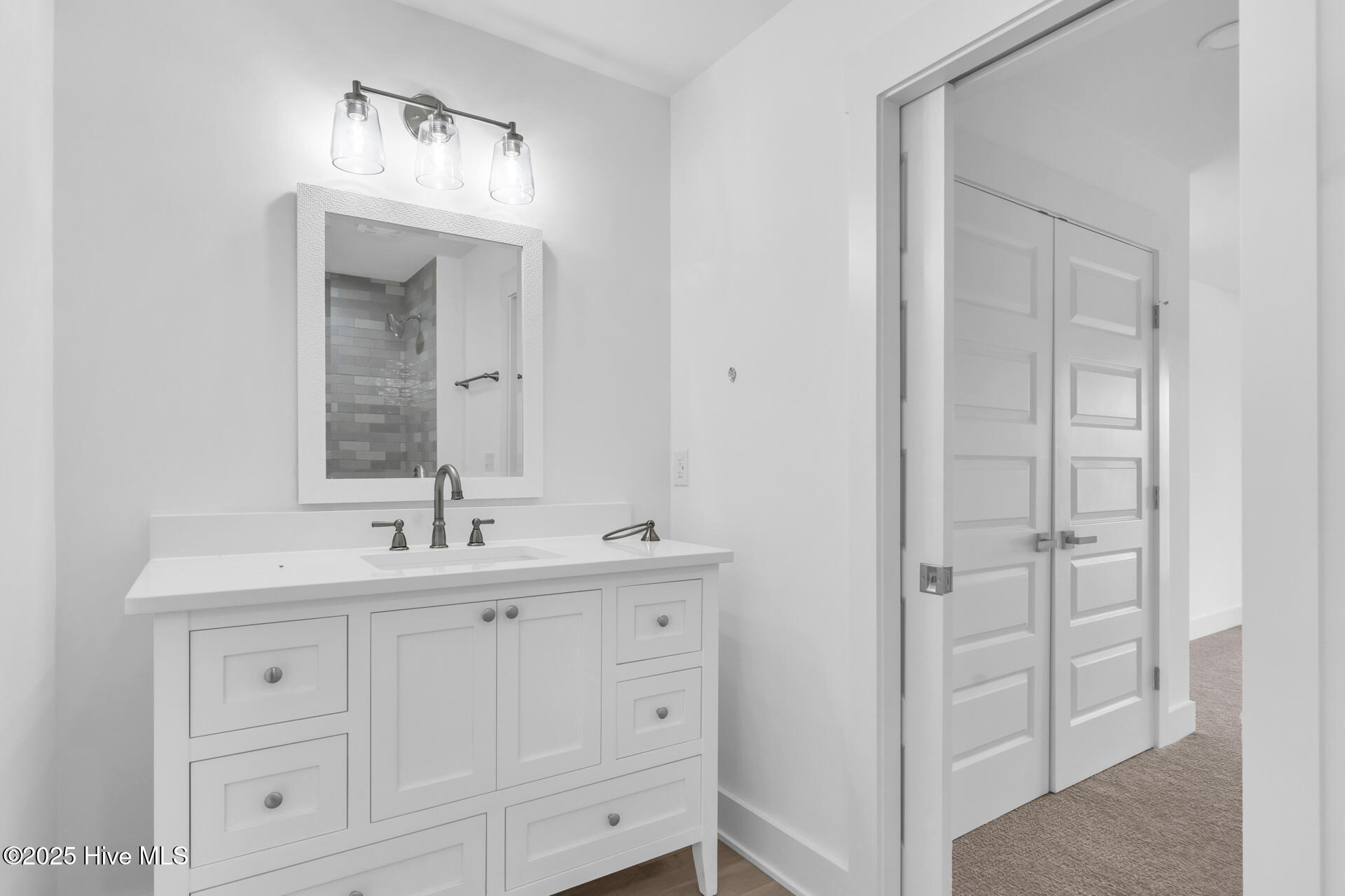 100547120 | Photo 35