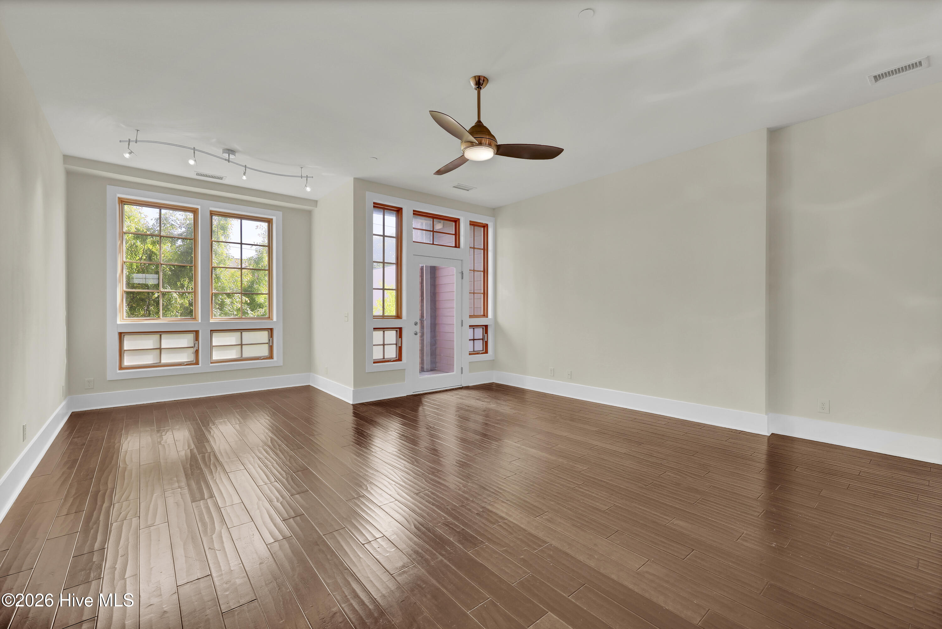 100566335 | Photo 28