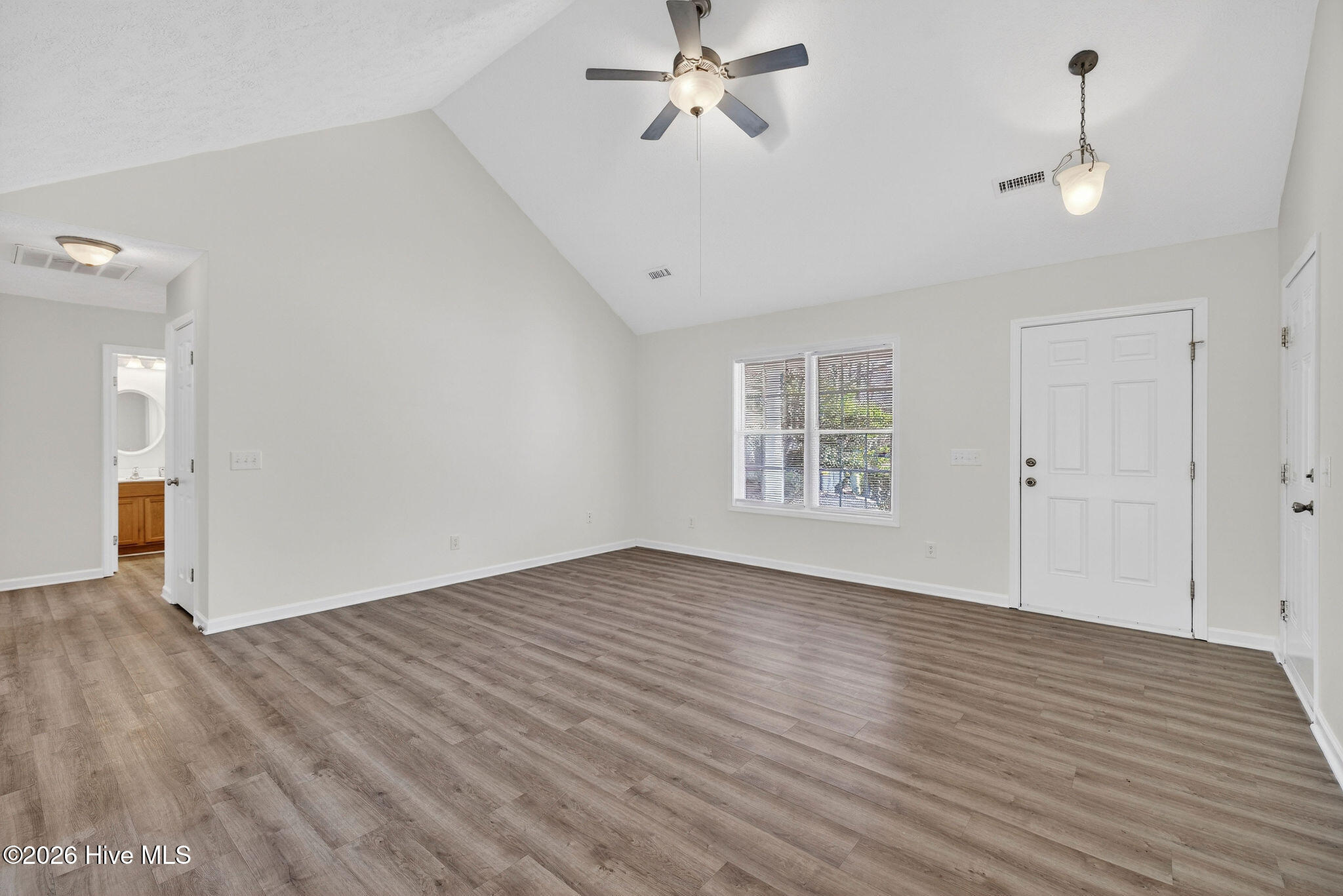 100553391 | Photo 16