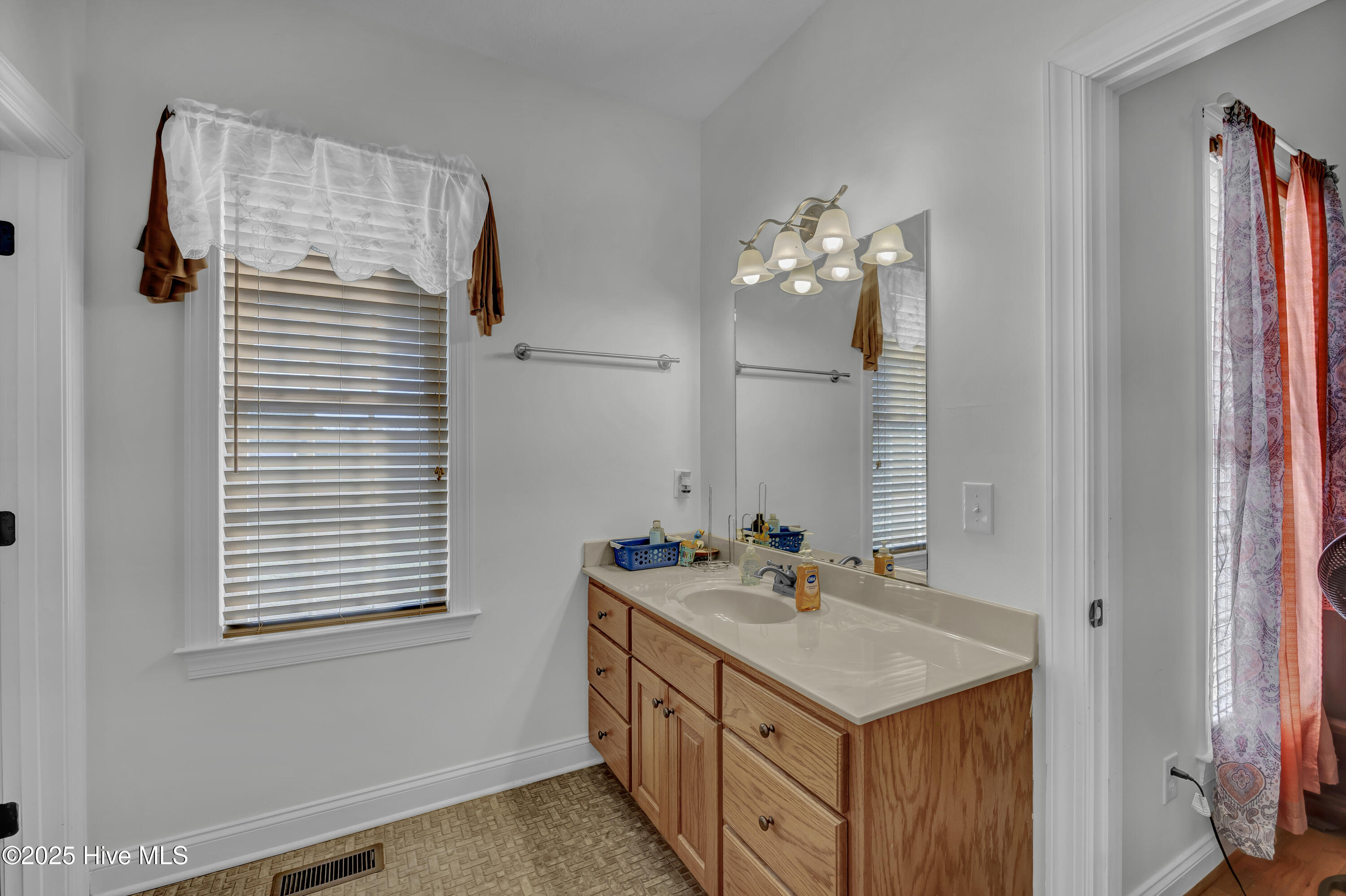 100545999 | Photo 20