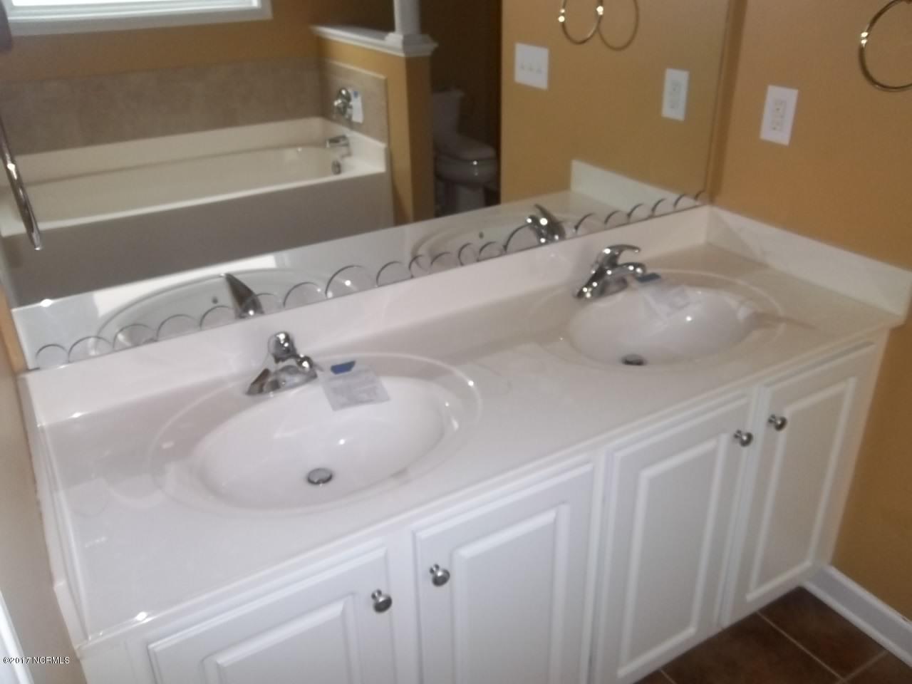 Main Bathroom Dual Sinks & Separate Tu