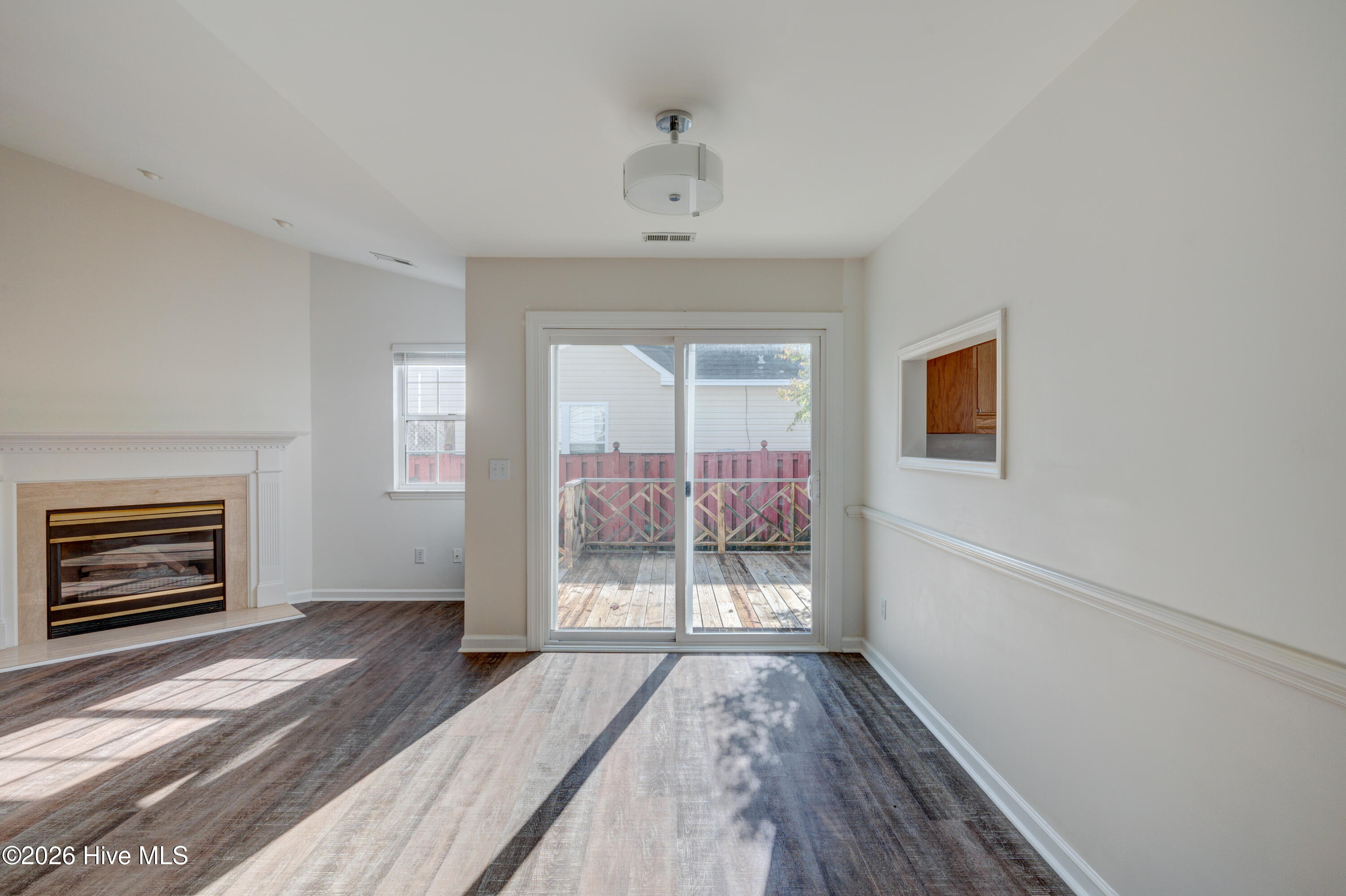 100562738 | Photo 21