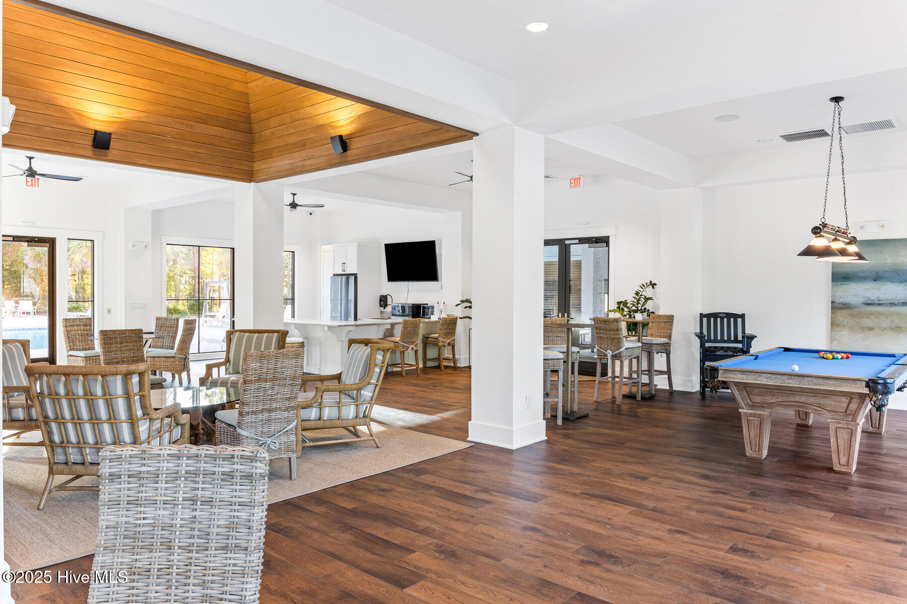 100537930 | Photo 71