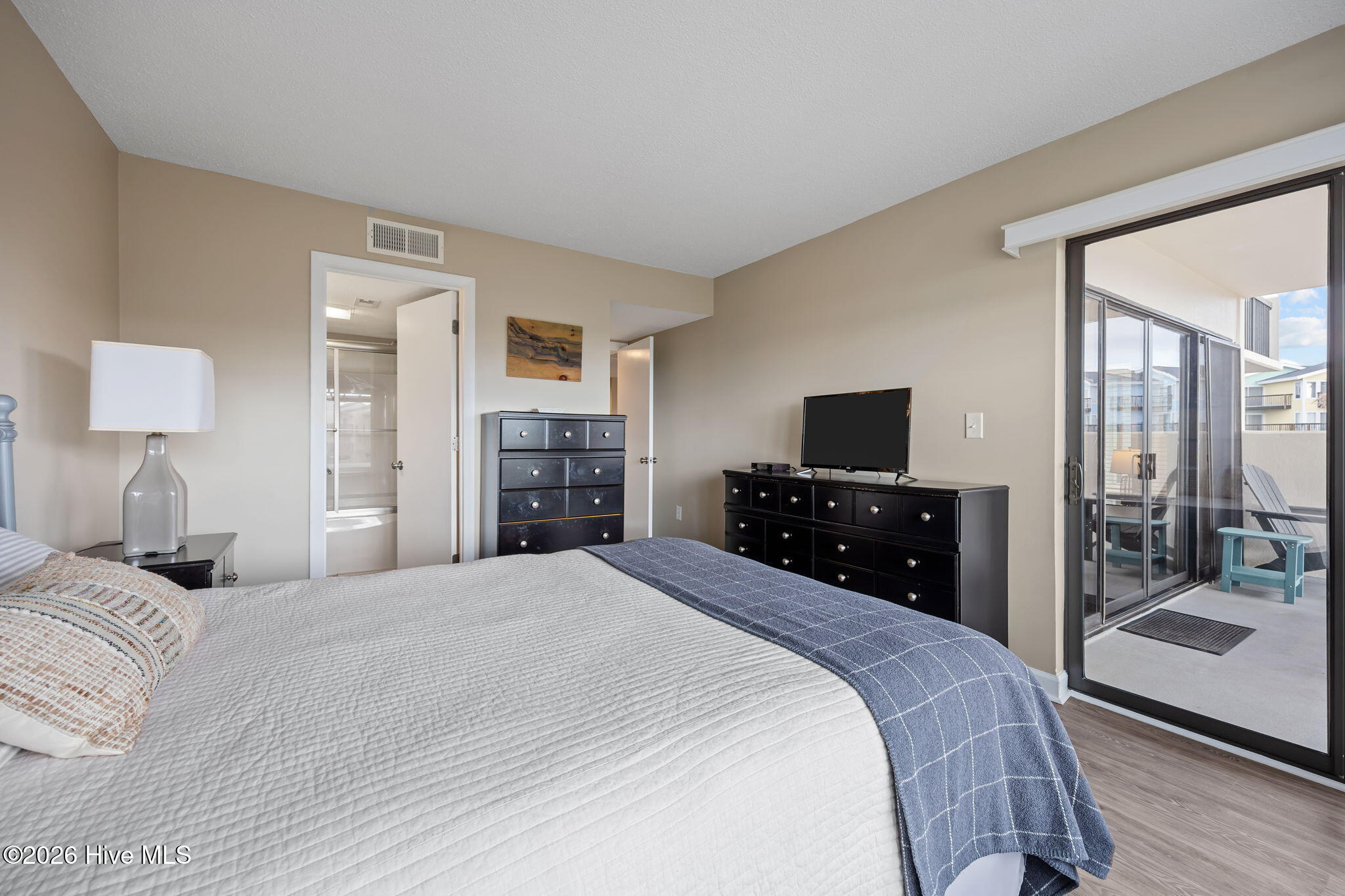 100559445 | Photo 15