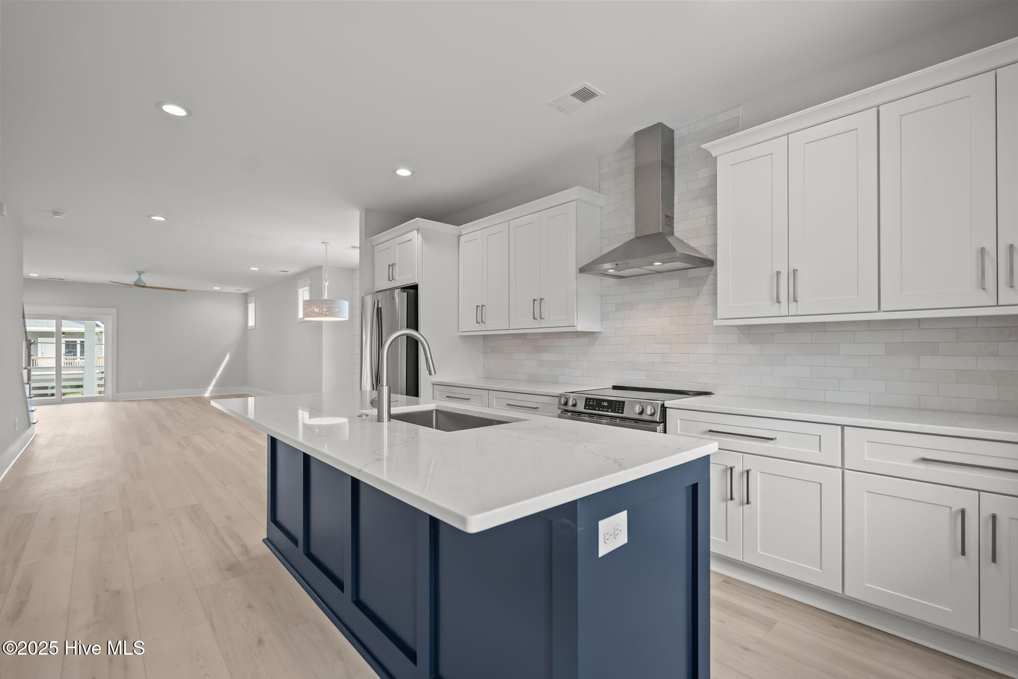 100537880 | Photo 17