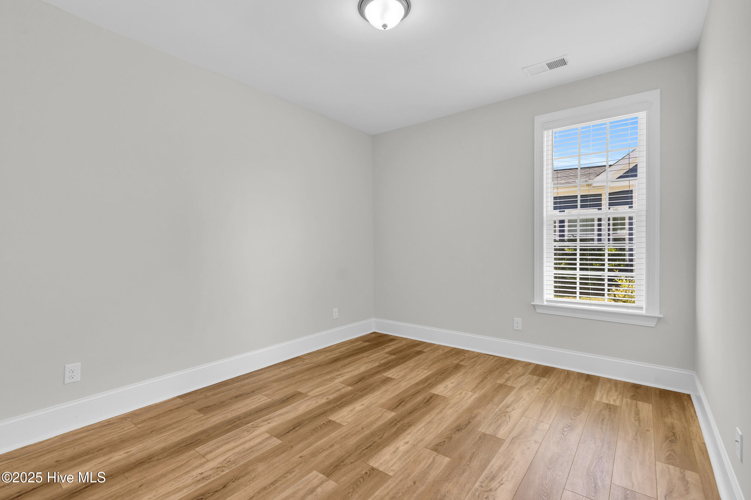 100532615 | Photo 22