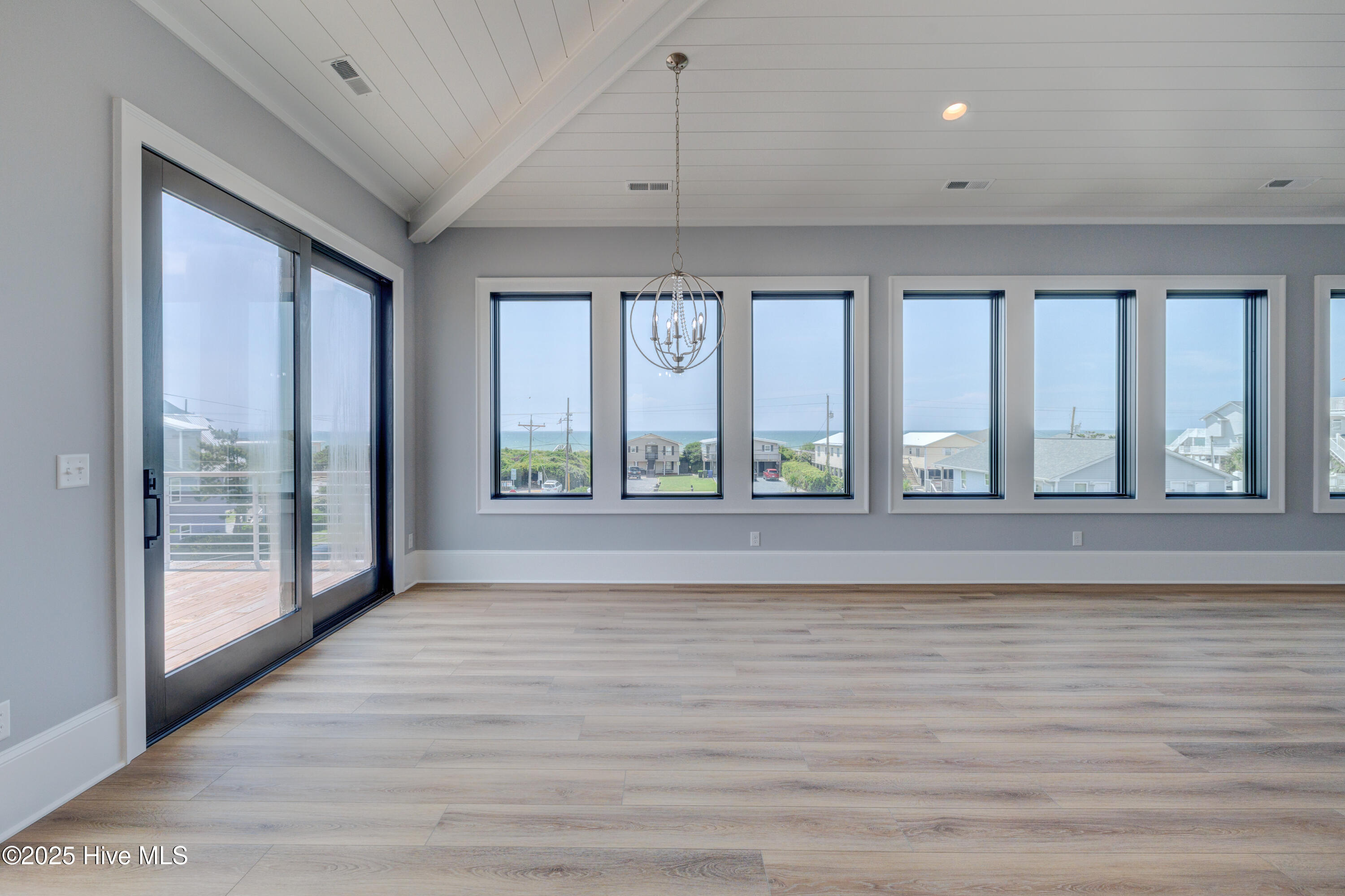 100519024 | Photo 19