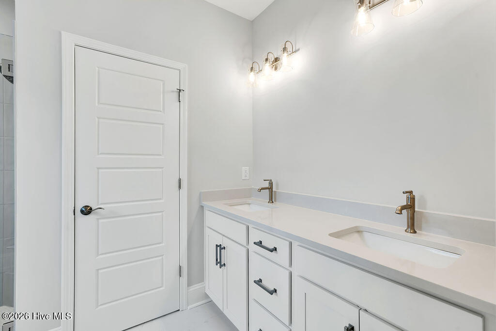 100550768 | Photo 46