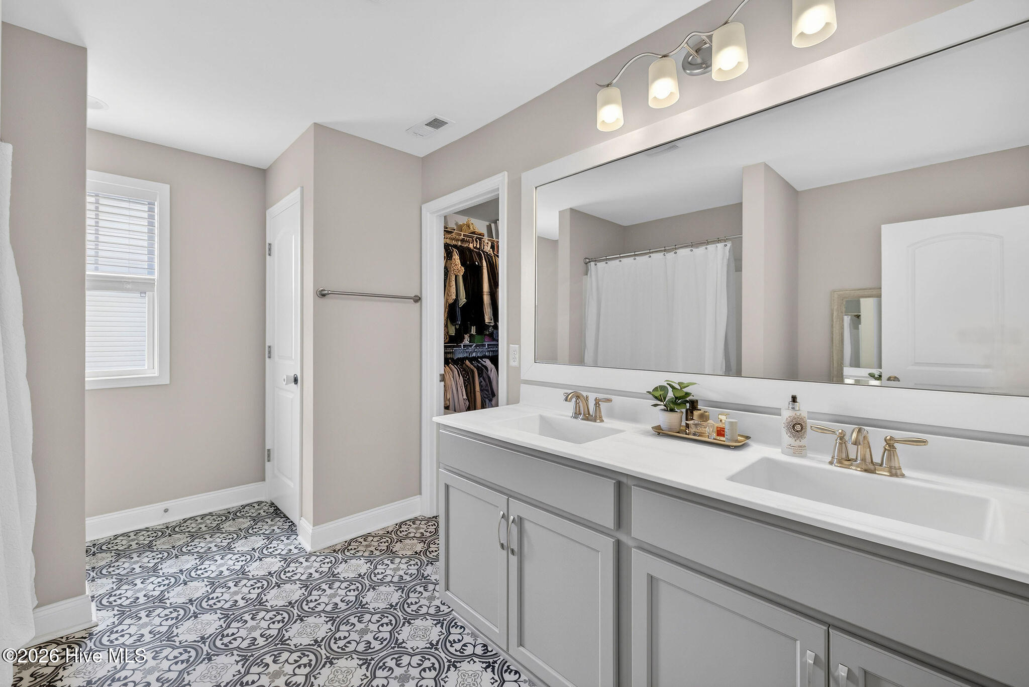 100563474 | Photo 21