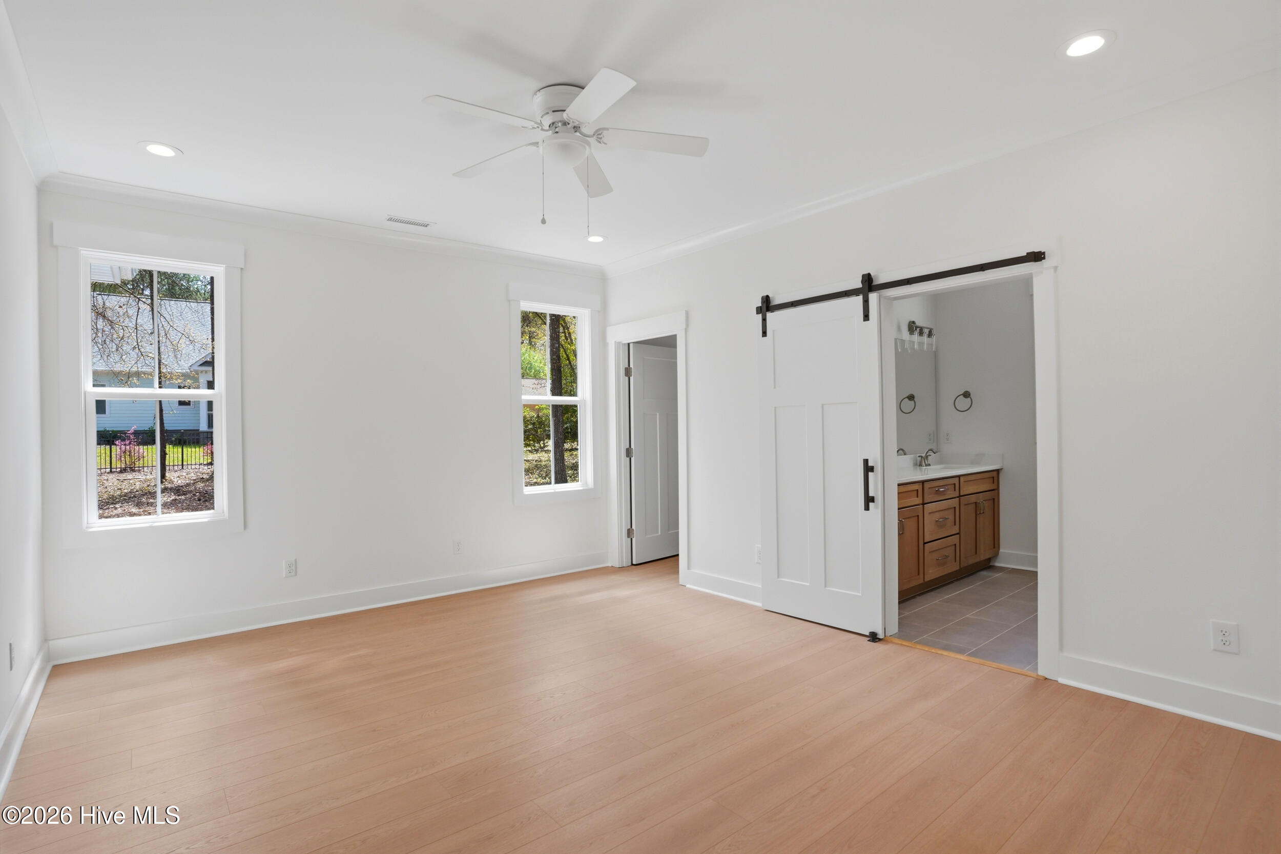 100556928 | Photo 23