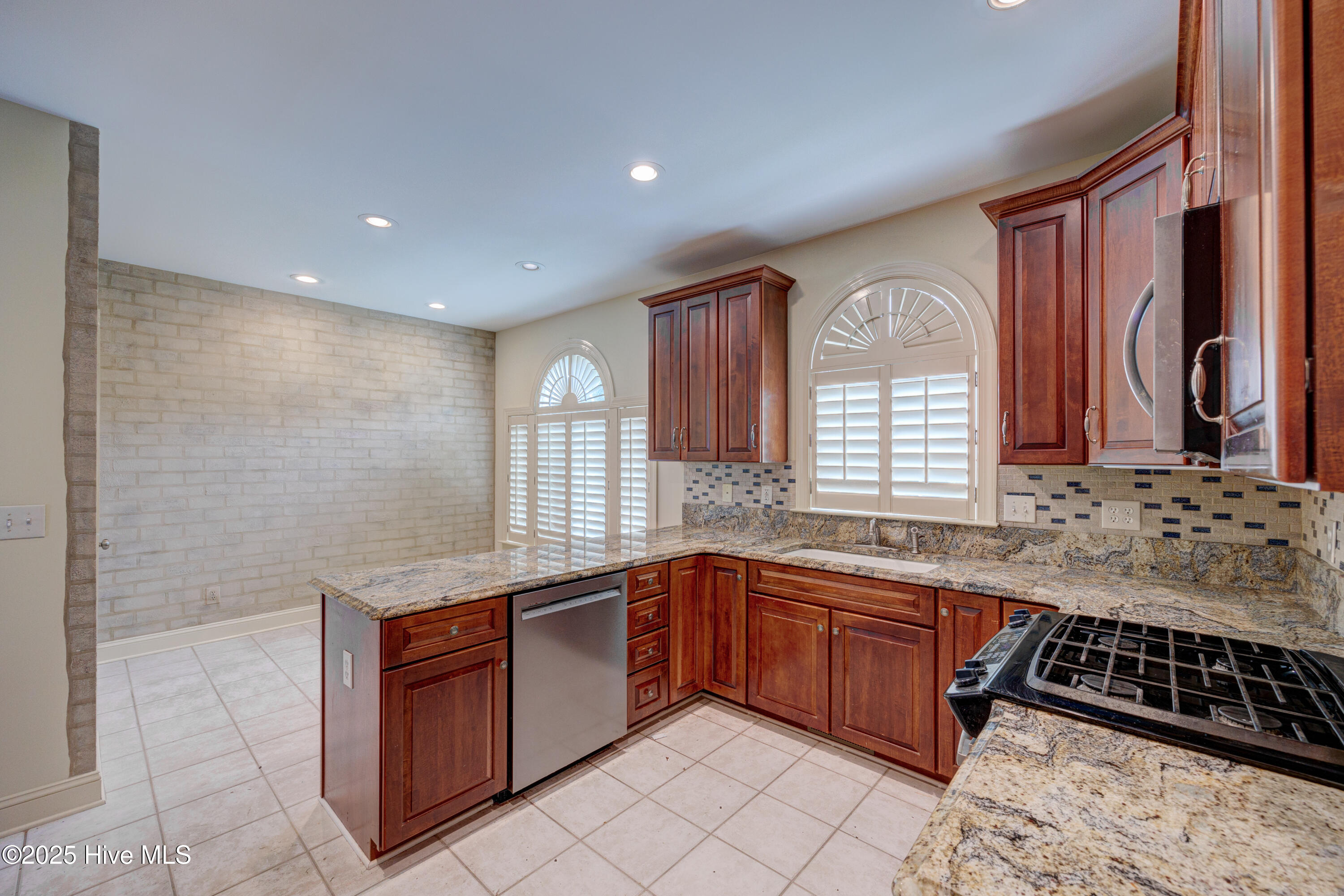 100524082 | Photo 17