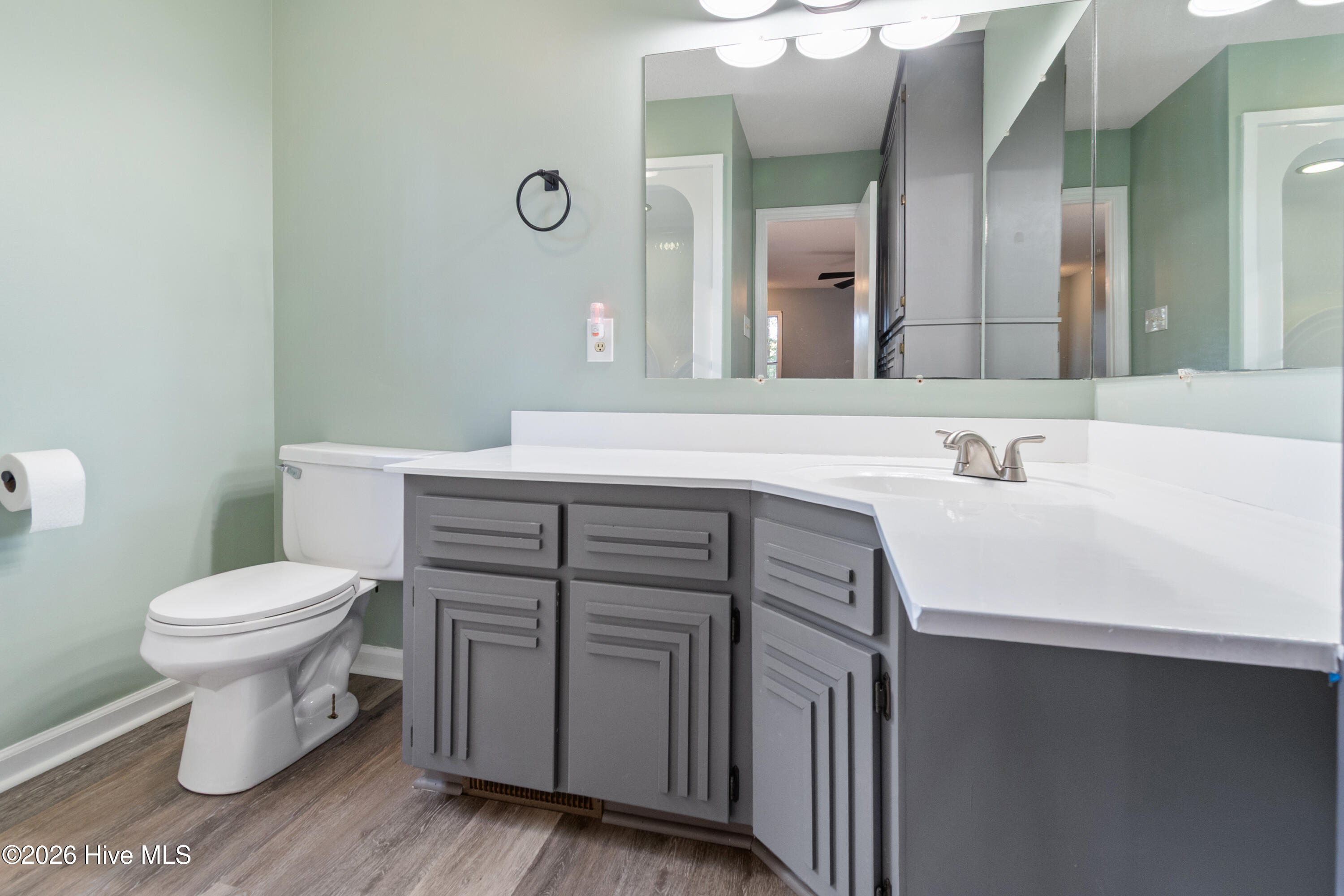 100549845 | Photo 16