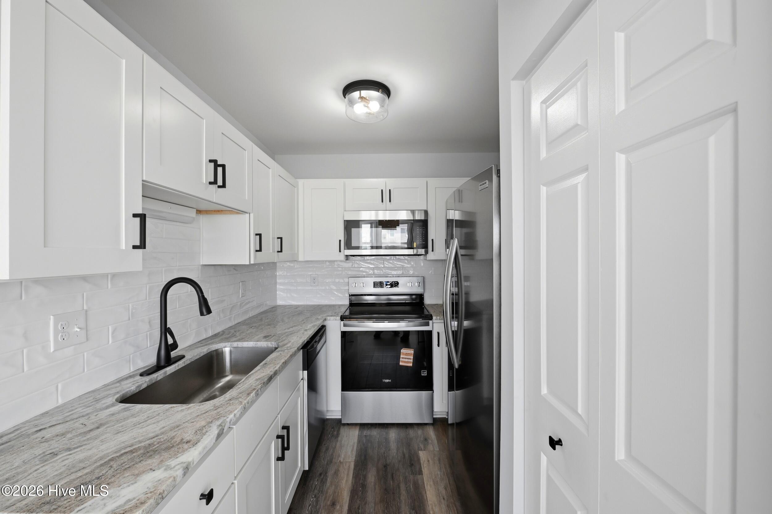 100566140 | Photo 11