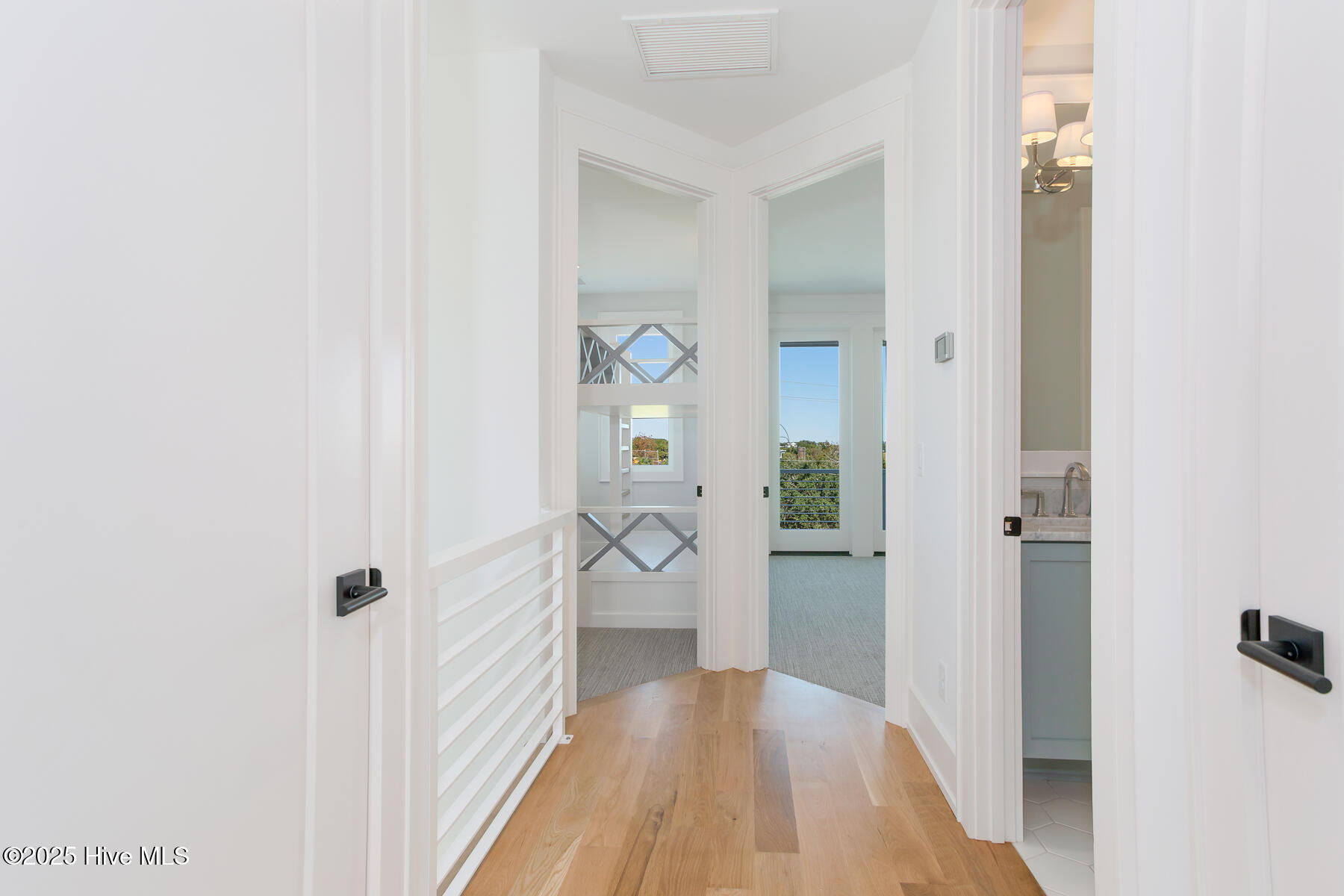 100543087 | Photo 13