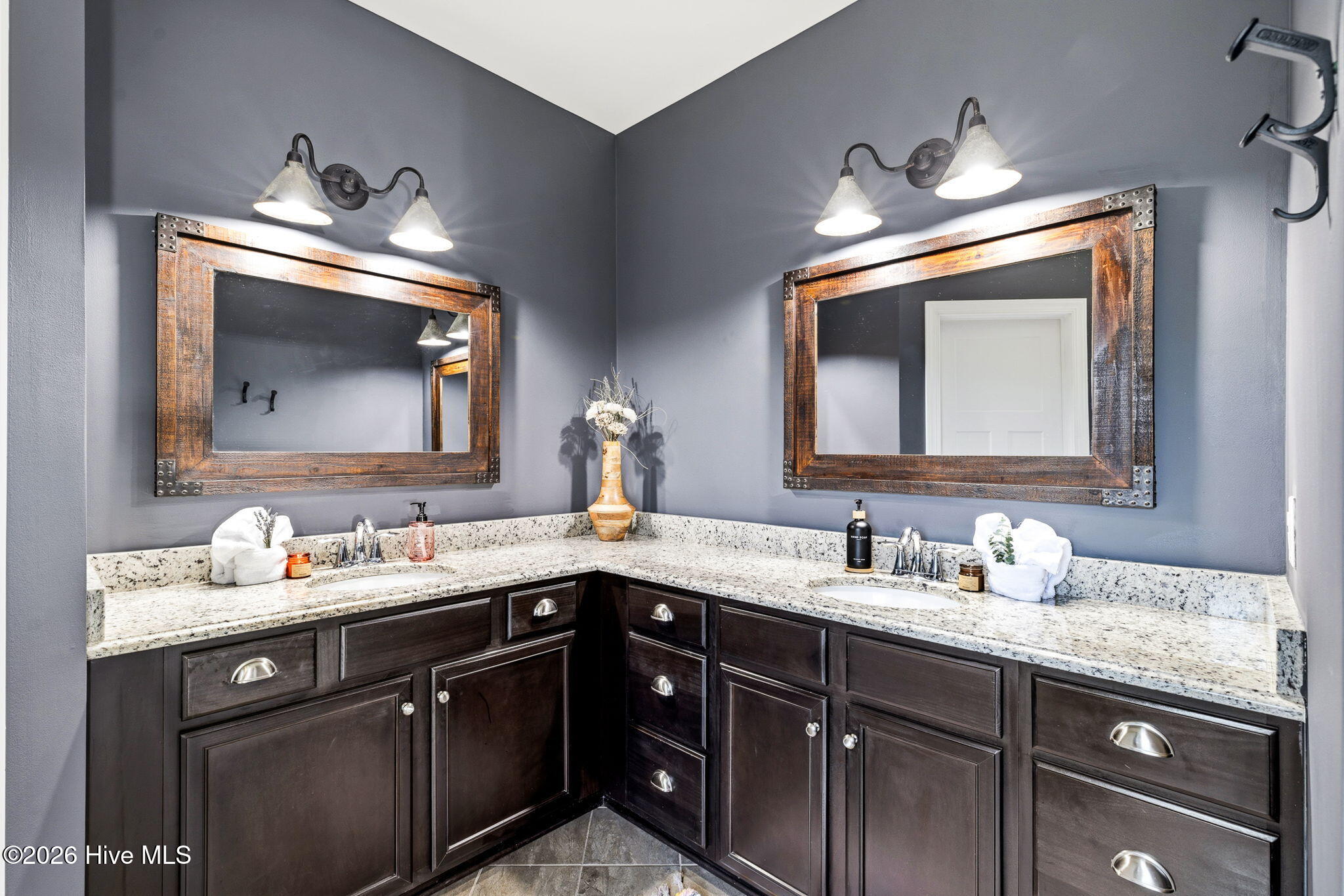 100565702 | Photo 21