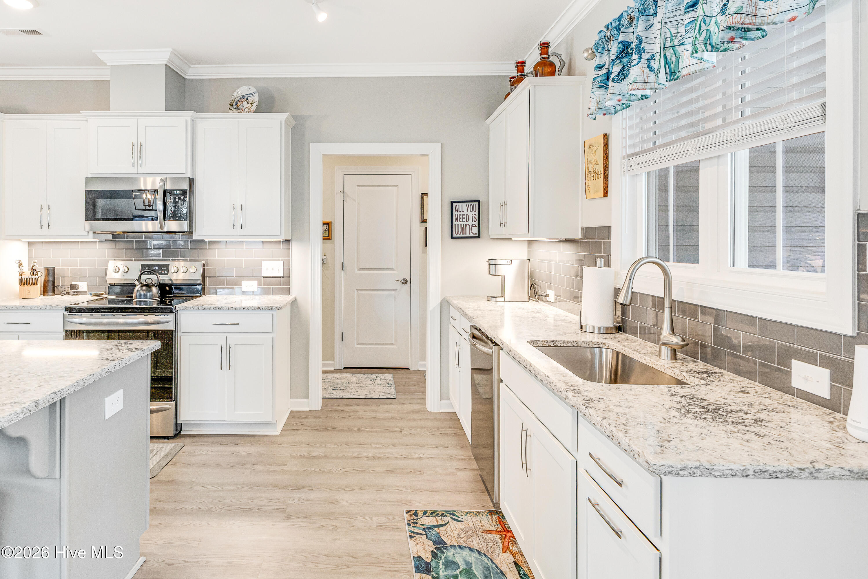 100561290 | Photo 13