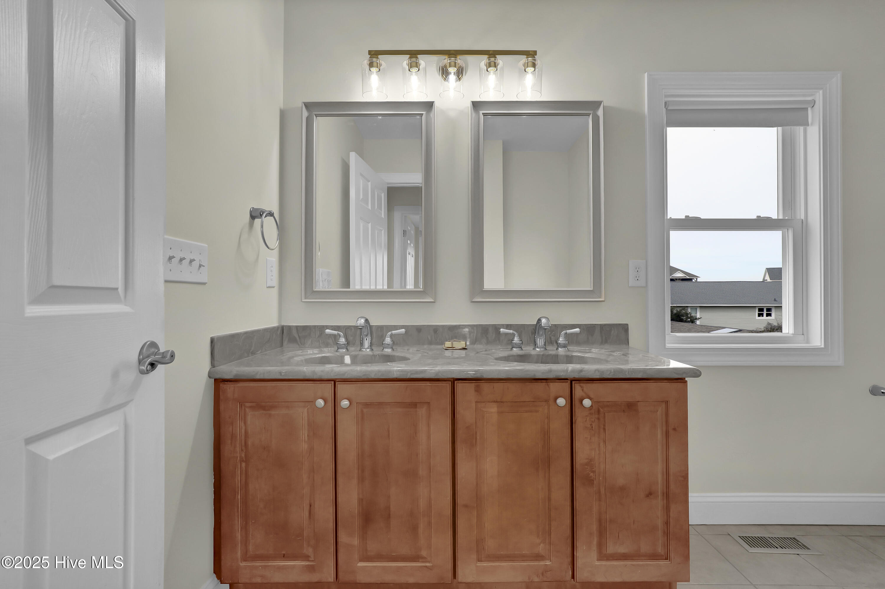 100544399 | Photo 14