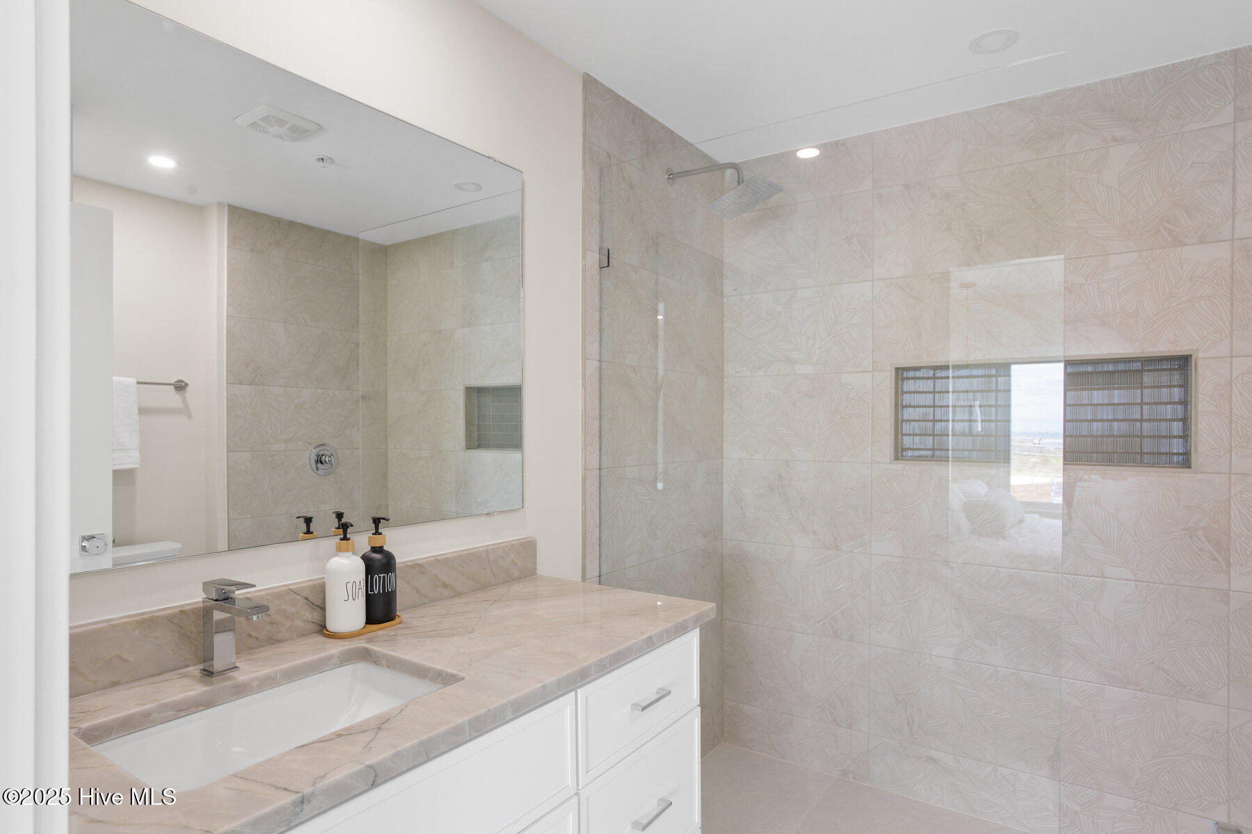 100523205 | Photo 21