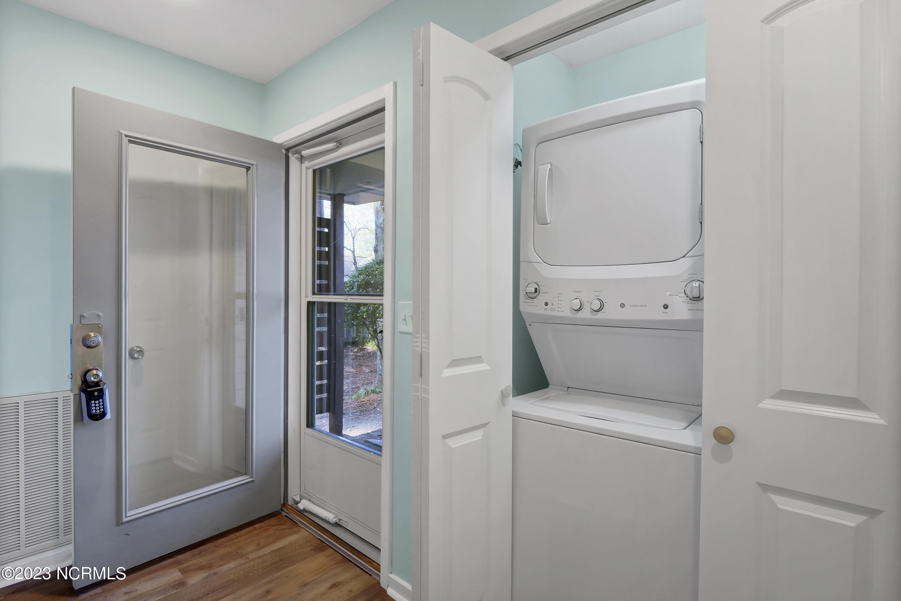 100560221 | Photo 14